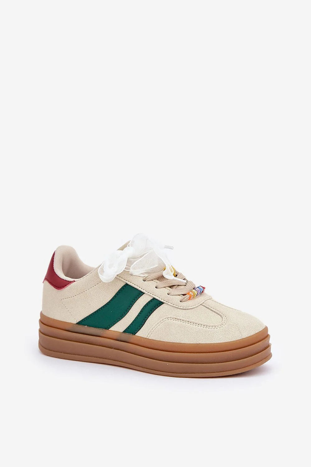 Chaussures de sport tendance pour femmes en suédine écologique beige, bandes vertes, lacets ornés perles multicolores, semelle épaisse marron, style casual chic