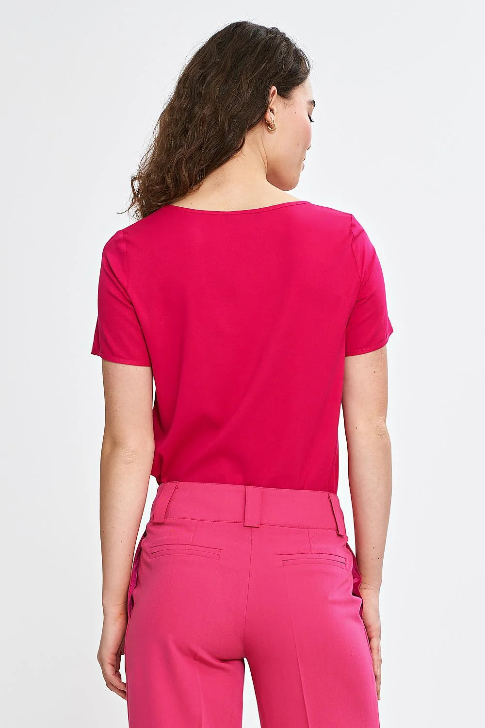 Chemisier Nife en viscose rose fuchsia manches courtes encolure bateau coupe ajustée femme moderne intemporel
