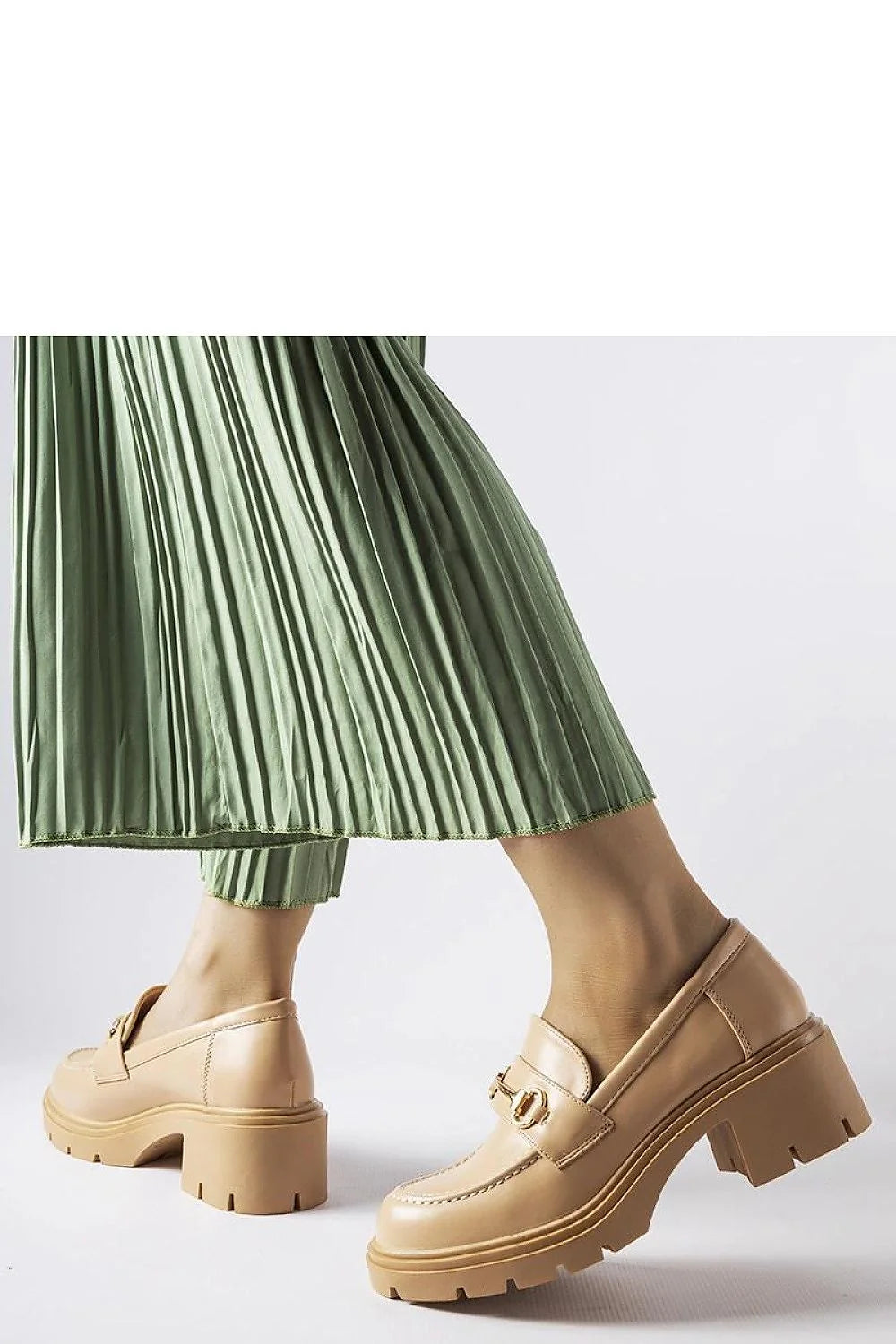 mocassins femme beige cuir similicuir lisse brillant mors métallique doré talon bloc moyen plateforme semelle crantée antidérapante confortable élégante
