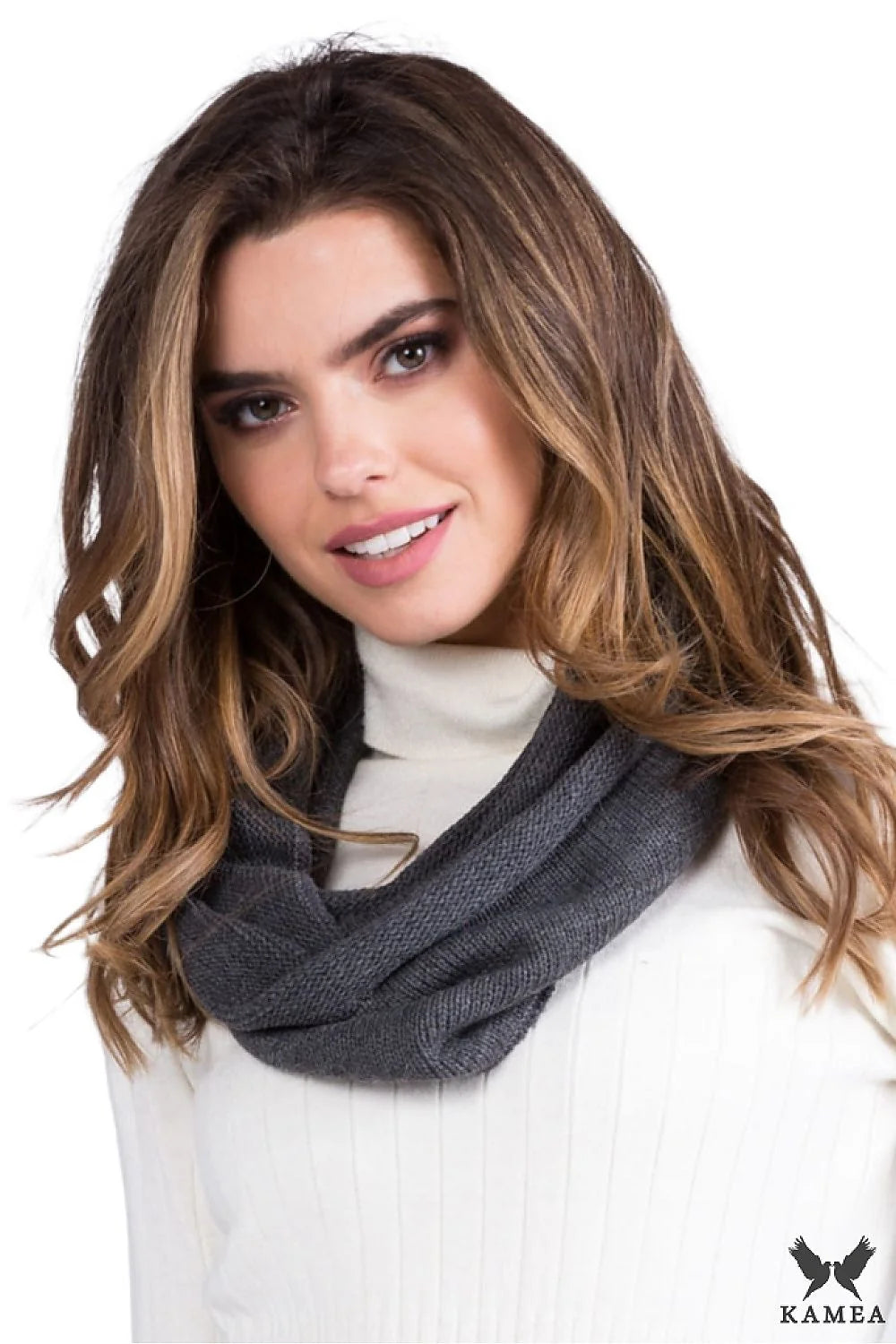 Écharpe Infinity Kamea moderne en tricot gris pour femmes, style intemporel, douceur et confort, matériau en laine et acrylique