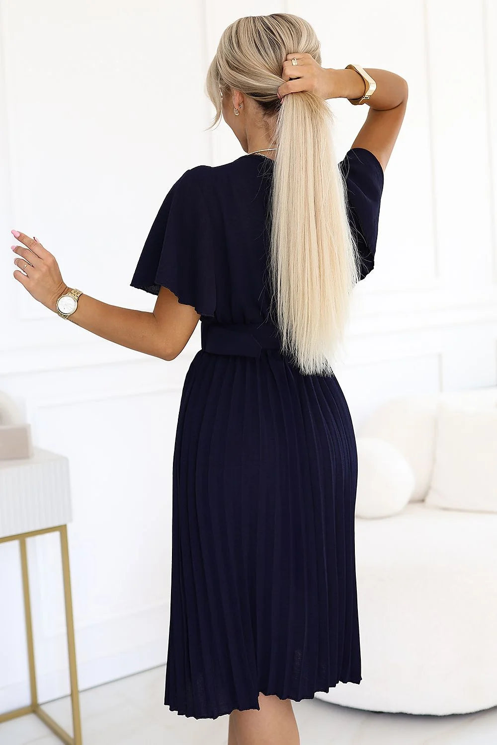 Robe élégante pour femme en bleu marine, manches courtes, ceinture décorative, occasion formelle ou décontractée