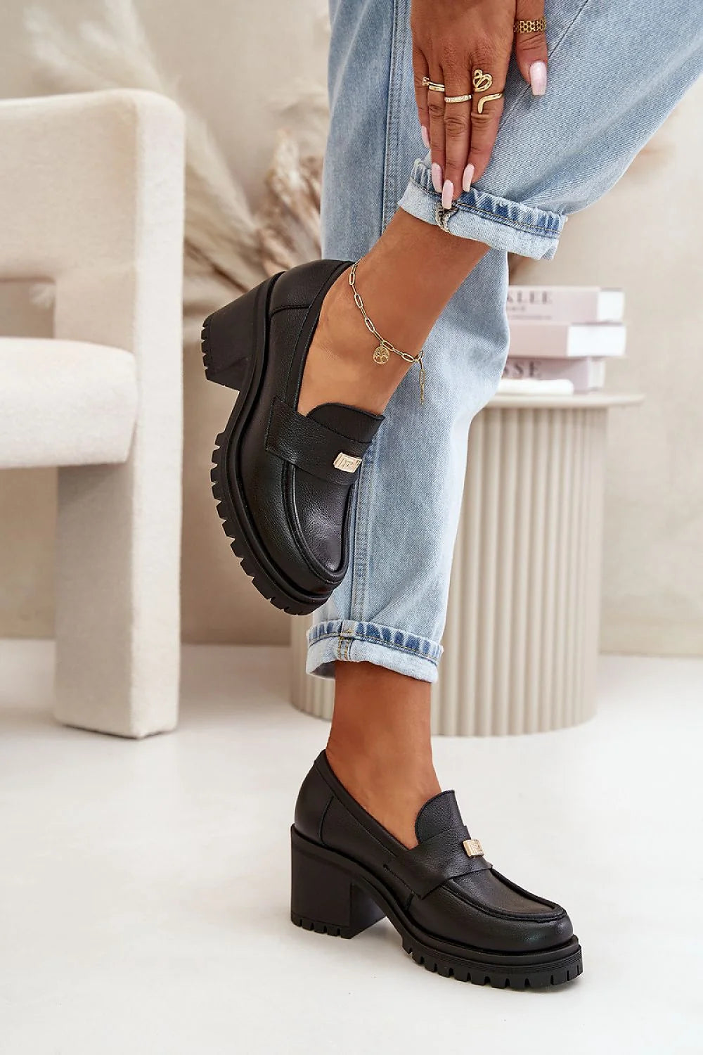 Chaussures pour femmes élégantes mocassins modernes talon bloc cuir noir détails métalliques dorés comfort femmes