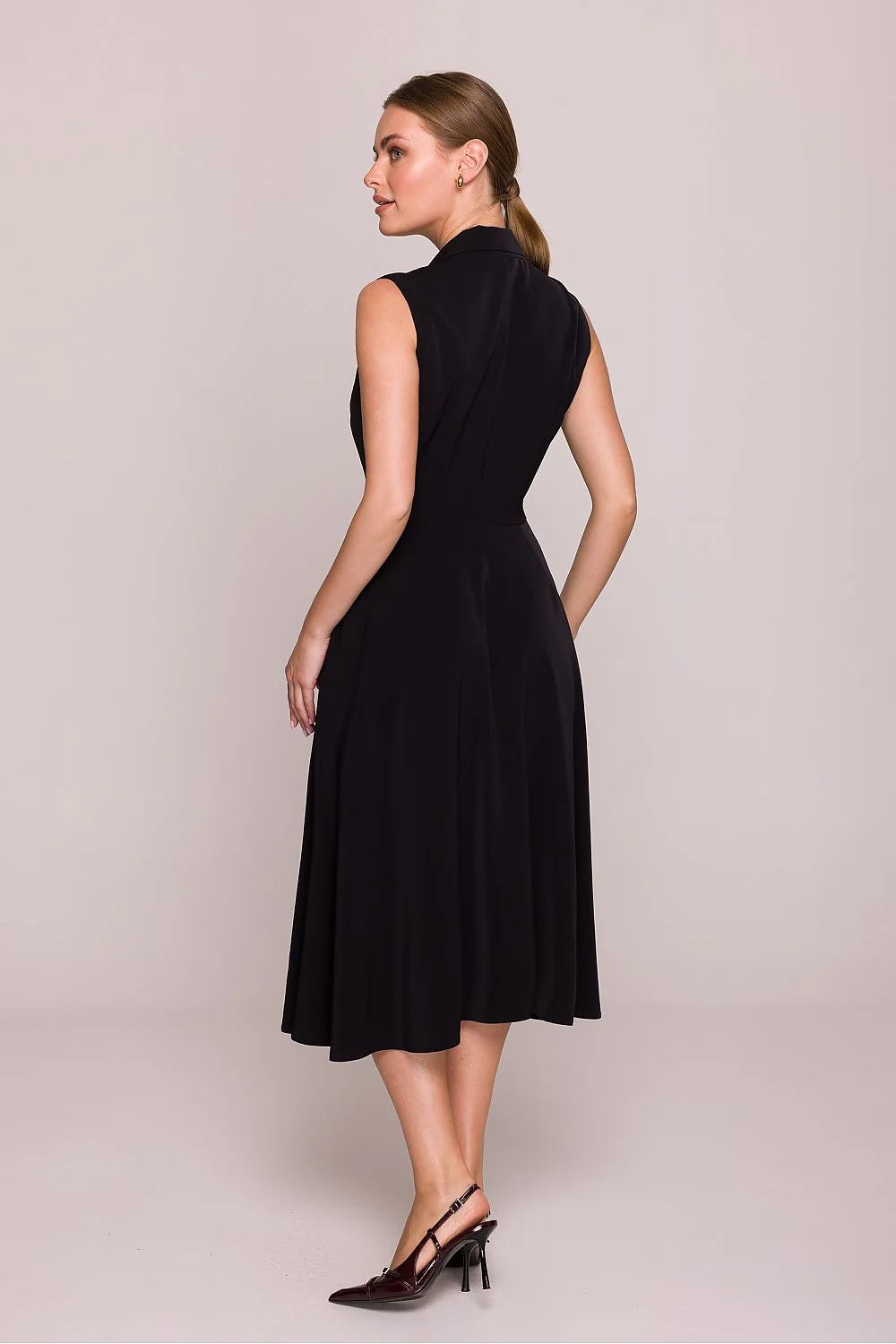 robe cocktail élégante sans manches encolure V col revers noire ajustée taille marquée cintrée jupe évasée midi satinée pologne