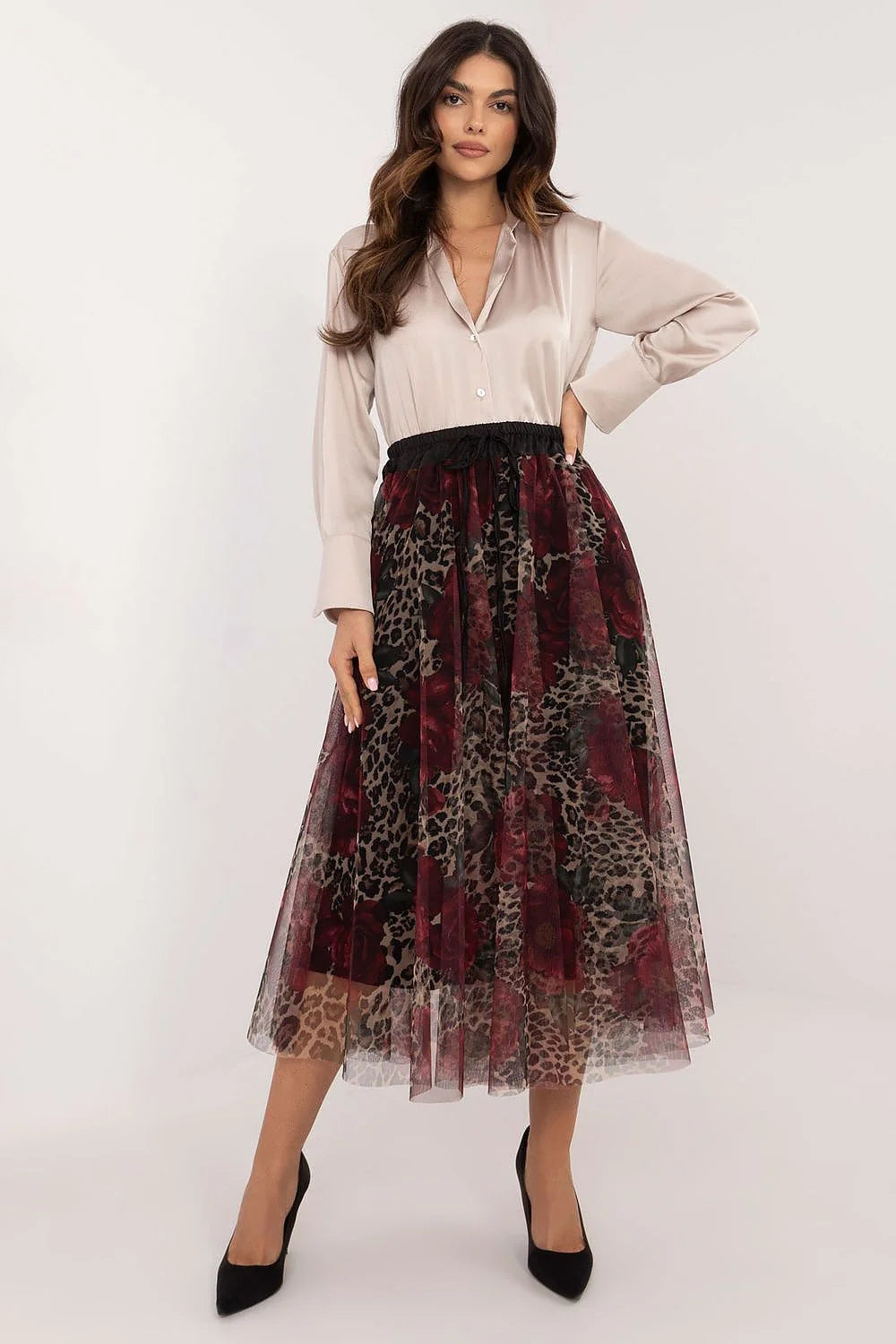 Jupe longue en tulle transparente avec motif léopard et fleurs, chemise satinée beige clair, tenue élégante pour femmes, occasionnels formels et décontractés
