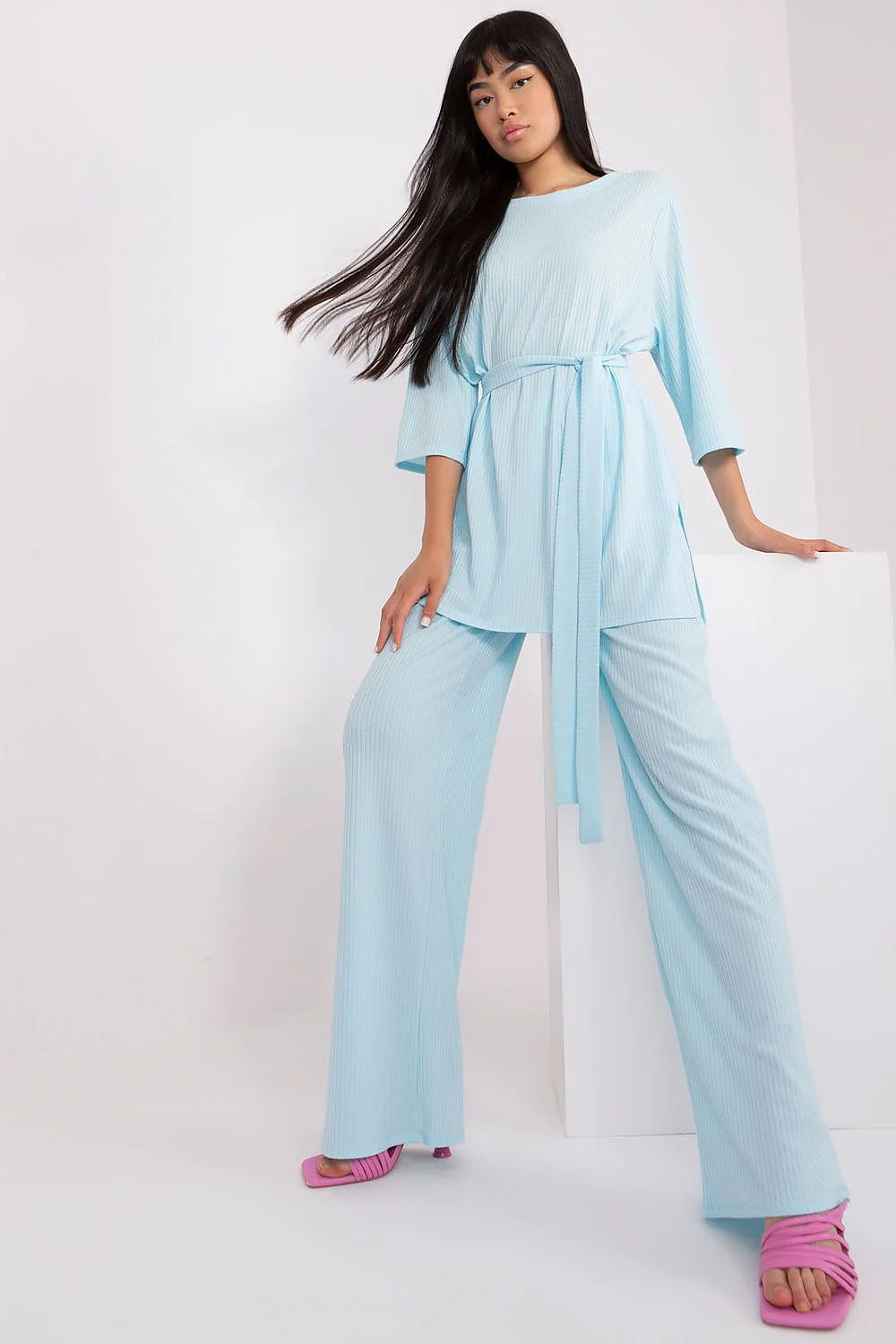 Ensemble féminin Lakerta en coton élasthanne tissu côtelé bleu pastel coupe ample manches 3/4 pantalon large ceinture assortie occasion quotidienne style moderne