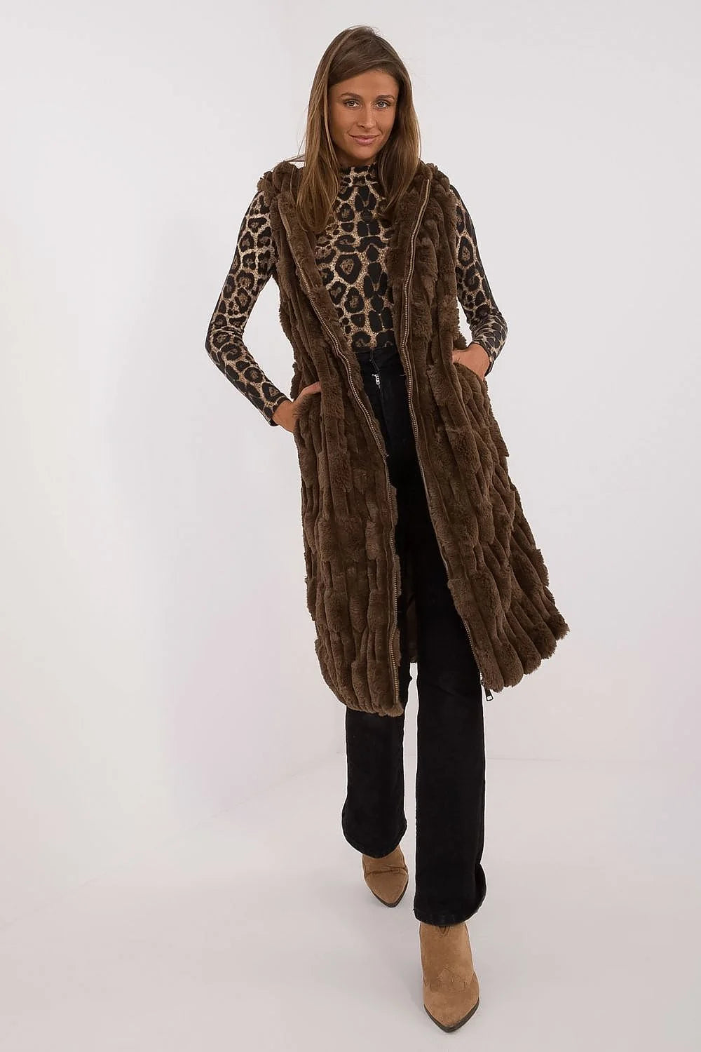 Gilet sans manches en fausse fourrure longue pour femmes, design élégant, capuche intégrée, couleur marron chocolat, coupe droite, occasion formelle et détente
