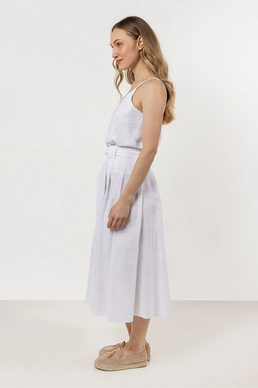 Robe féminine élégante en coton blanc encolure V bretelles spaghetti ceinture assortie robe midi occasion spéciale été