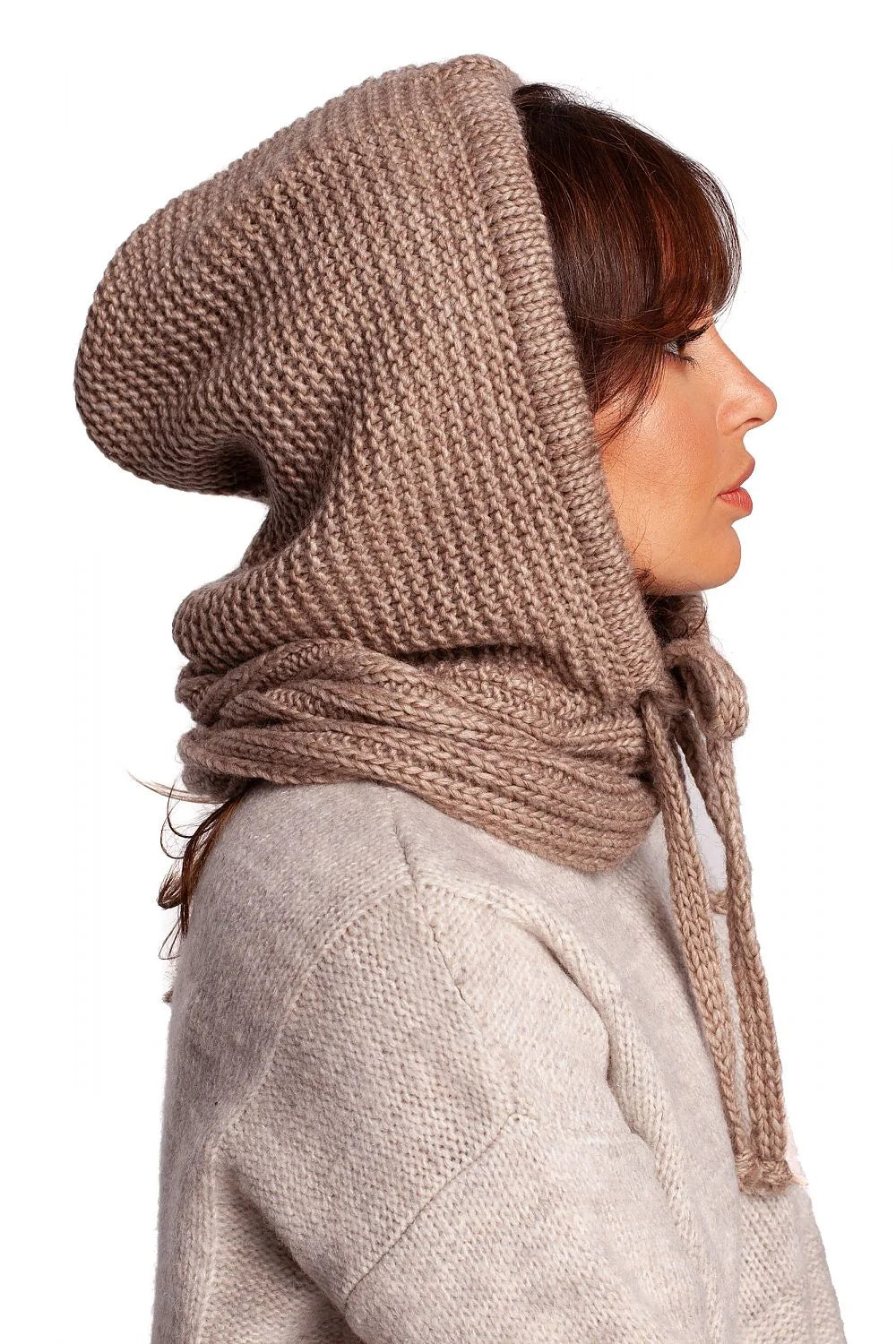 écharpe cagoule tricotée maille épaisse beige taupe douillette chaleureuse ajustée capuche intégrée cordon ajustable côtelée acrylique nylon laine superposable urbain