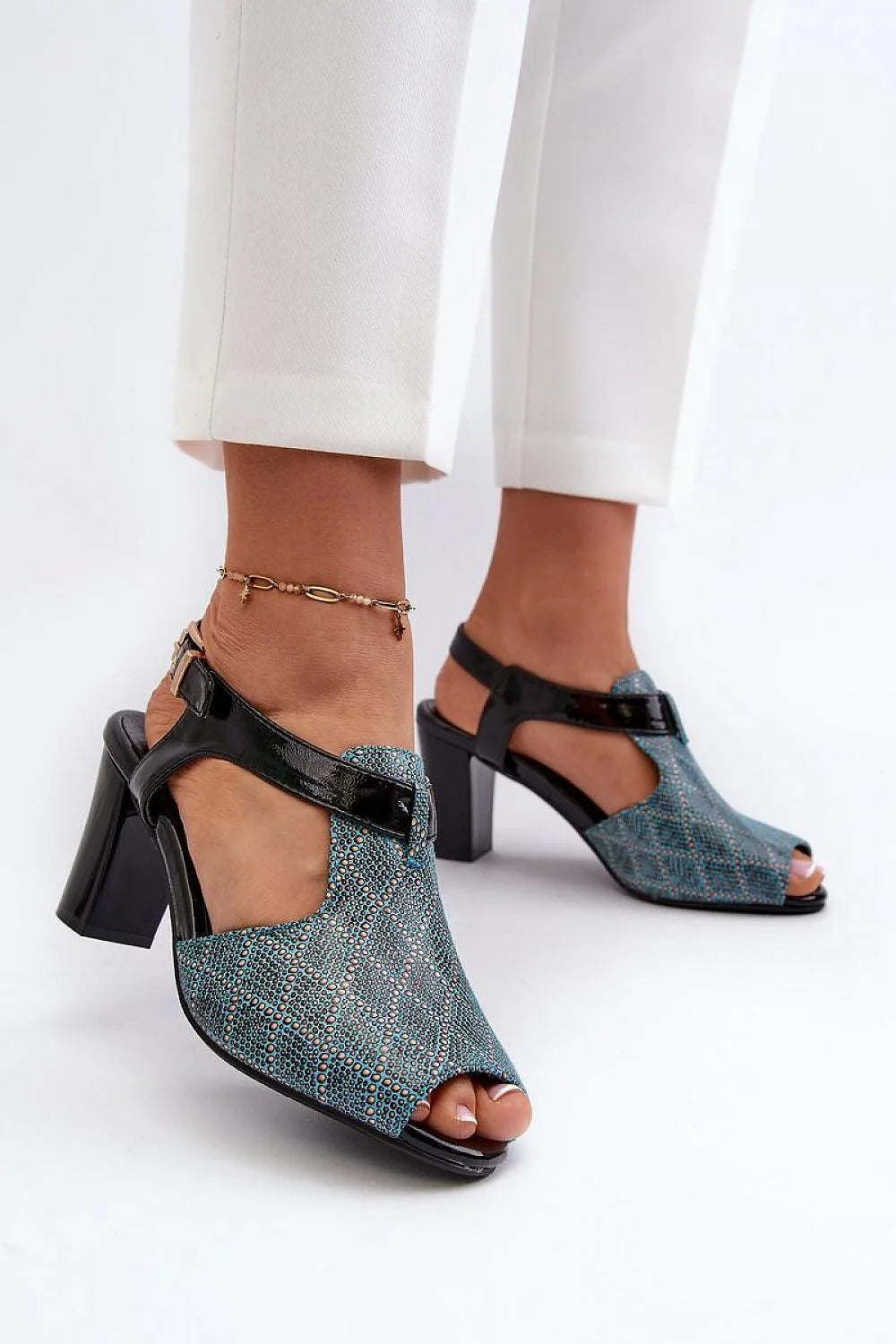 sandales femmes élégantes contemporaines talon bloc stable cuir artificiel texturé turquoise pailleté brides vernis noir boucle dorée réglable confortable sophistiquées
