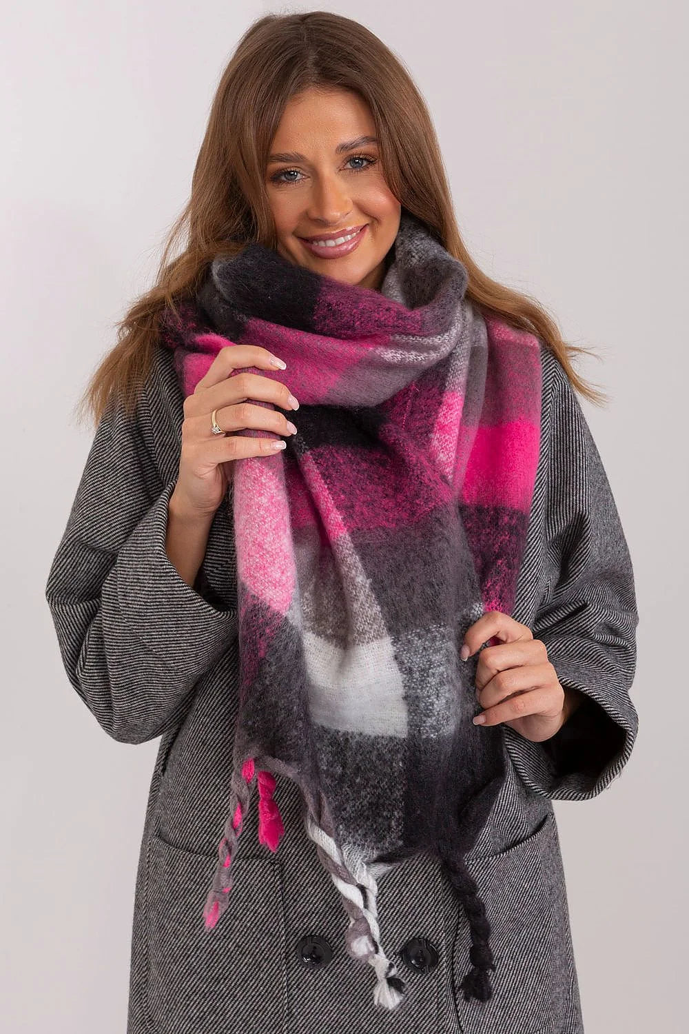 Écharpe longue à carreaux colorés pour femmes, style chic et moderne, matériau polyester doux, franges torsadées, pompons, automne-hiver, versatile, épuré, tendance, mode accessoire