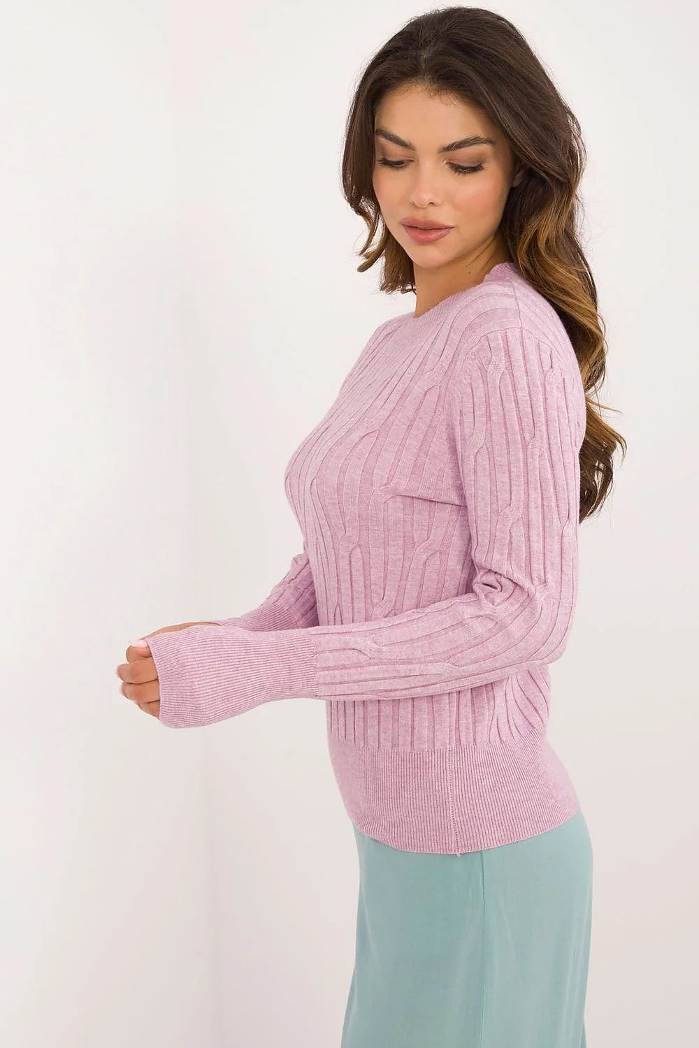 Chandail pour femme en mélange de viscose, nylon et polyester, texture torsadée verticale, couleur lilas, coupe droite, manches longues, col rond, finitions côtelées