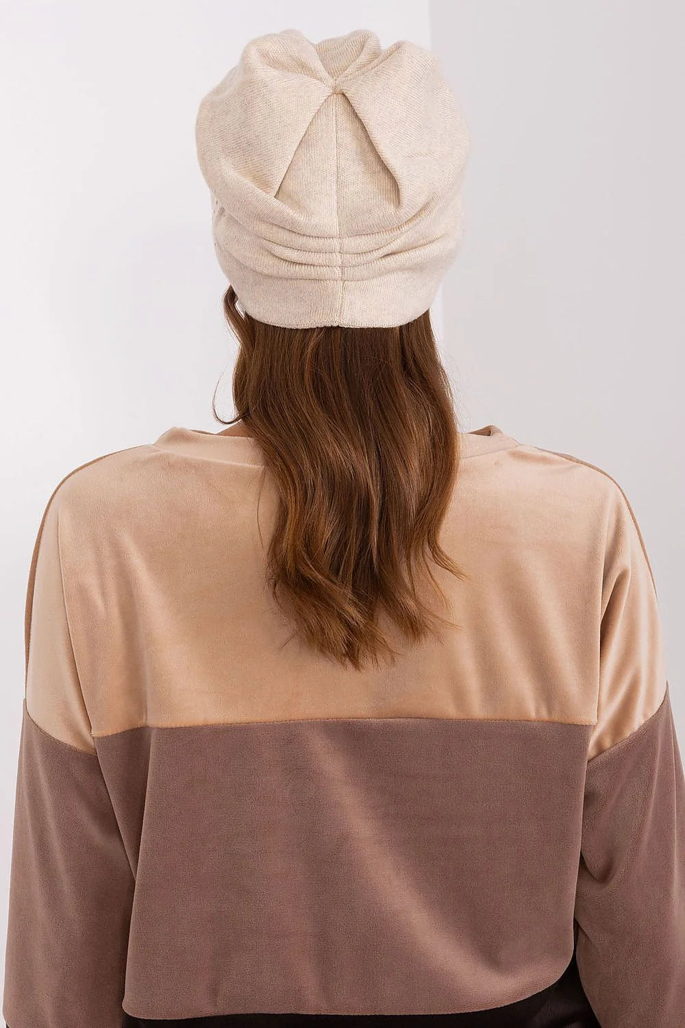 bonnet cachemire femme slouchy maille beige crème fin extensible doux chaud confortable élégant décontracté perles microstrass floral ajouré