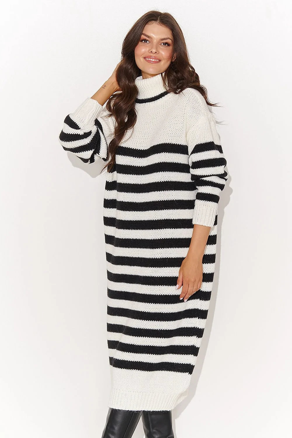 Robe-pull longue rayures noires et blanches col roulé épais manches volumineuses maille côtelée laine ou acrylique silhouette ample femme usage casual et semi-formel