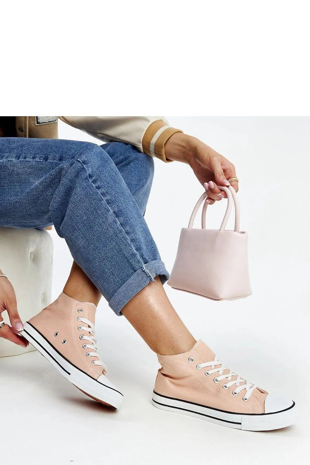 baskets montantes femme toile rose pâle casual confortable maintien cheville semelle caoutchouc vulcanisée bout renforcé œillets métalliques lacets blancs rétro
