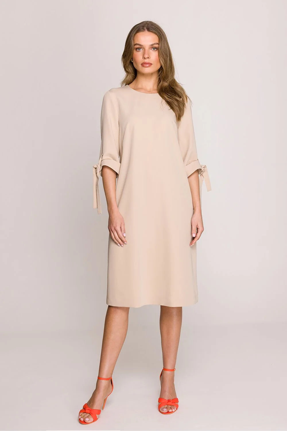 Robe de jour élégante manches 3/4 nœud beige clair femmes coupe droite longueur genoux ajustée