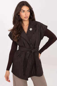 gilet matelassé femme ceinturé noir court cintré col tailleur épaules tombantes chevrons satiné léger rembourrage synthétique poches latérales broche fleur