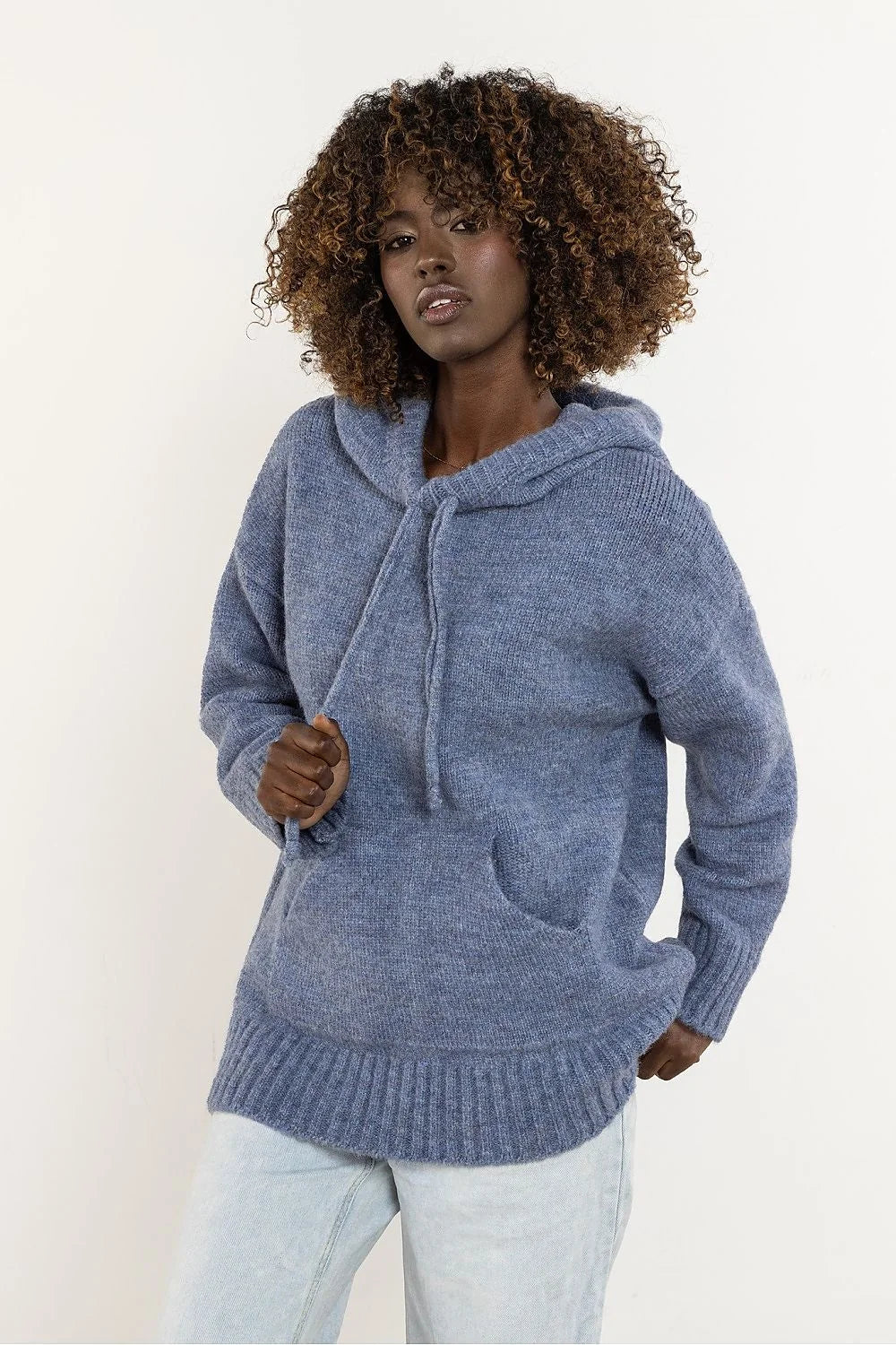 pull capuche femme oversize maille épaisse bleu chiné tunique allongée poche kangourou cordon serrage moelleuse duveteuse bords côtes larges poignets