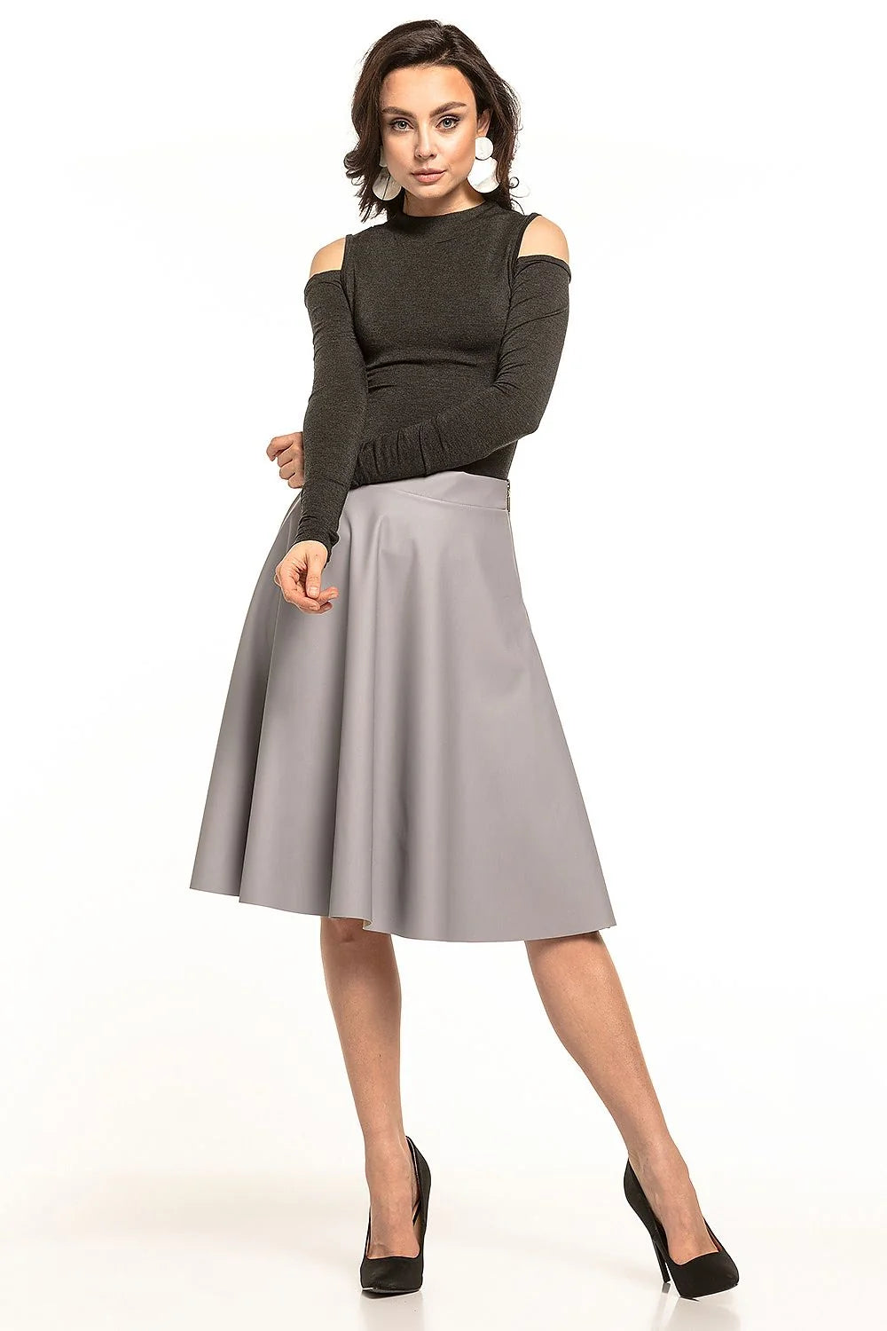Ensemble élégant femme en jersey noir et gris clair épaules dénudées jupe évasée moderne