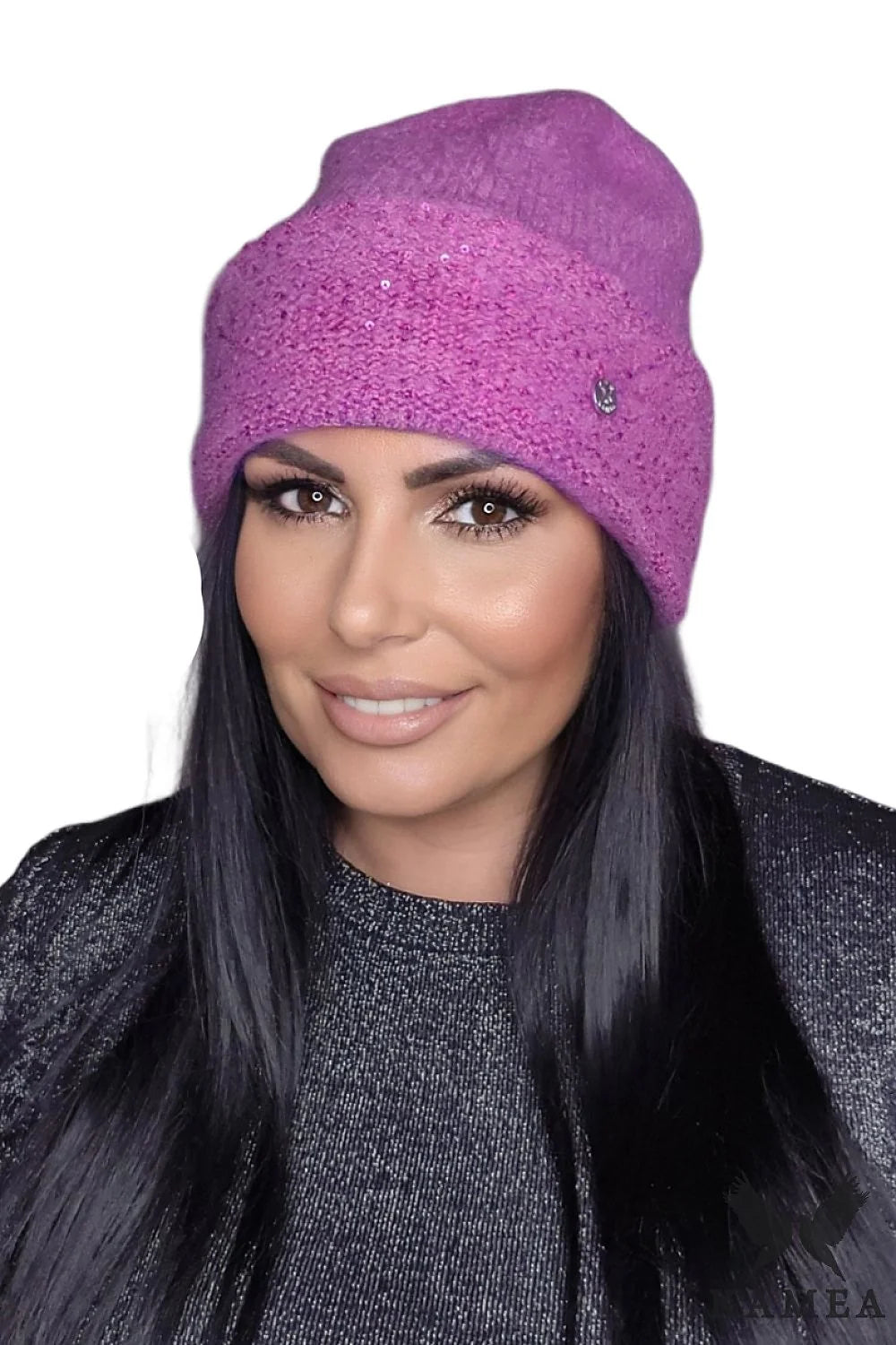 Bonnet pour femme chic style moderne en laine rose vif élastique logo métallique automne-hiver qualité supérieure doux au toucher made in Poland