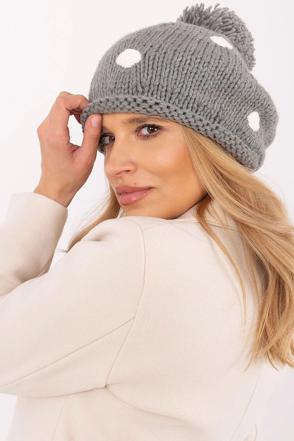 Ensemble mode femme hiver manteau col revers béret maille laine blanche crème gris polka dots