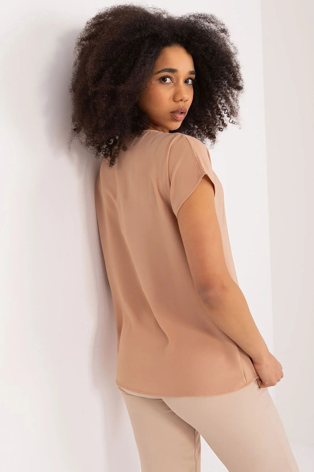 Chemisier féminin casual élégant coupe droite encolure V profond manches courtes tissu souple beige clair respirant confortable femme