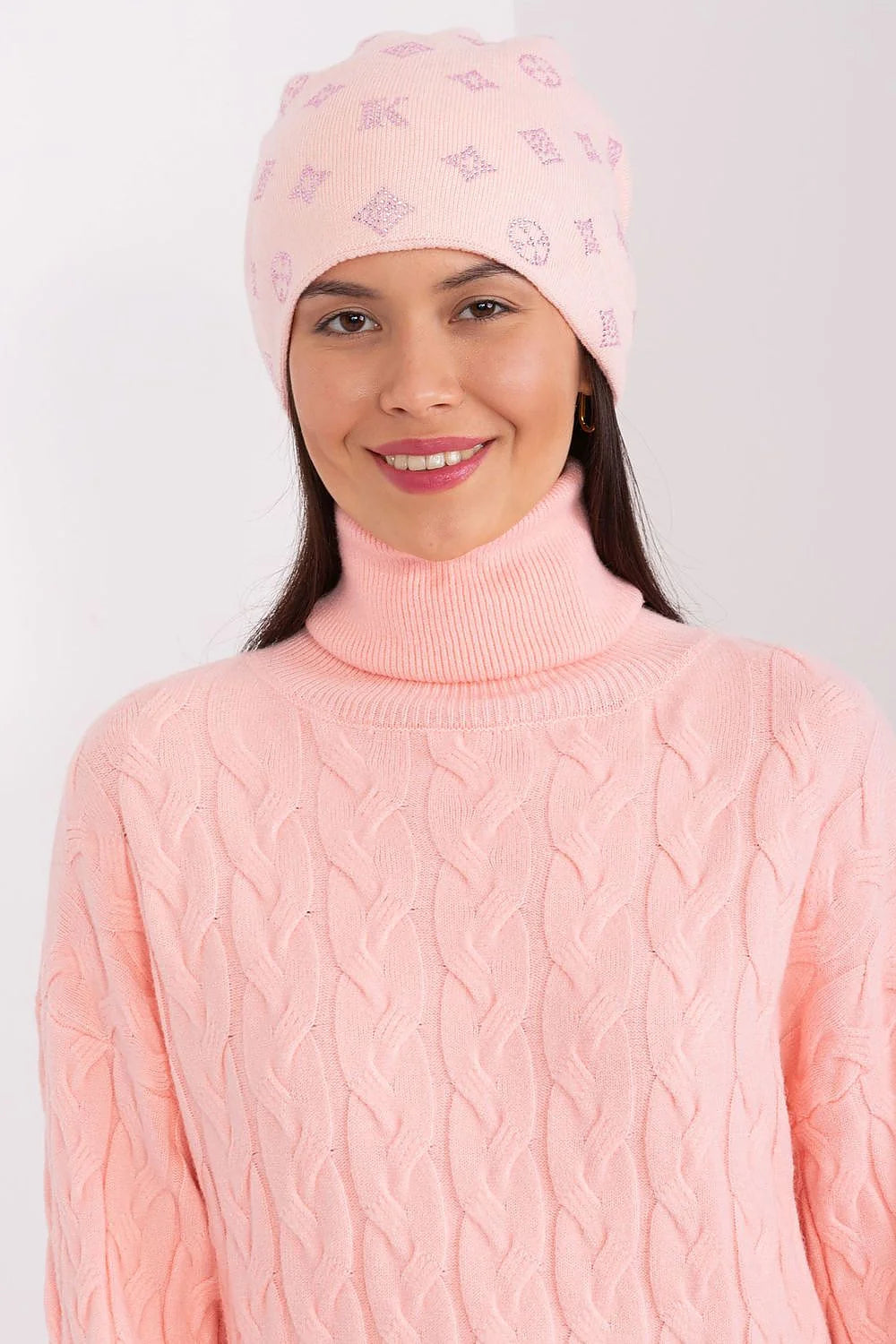 Bonnet et pull en cachemire rose pastel motif jacquard style féminin hiver élégant pour femme