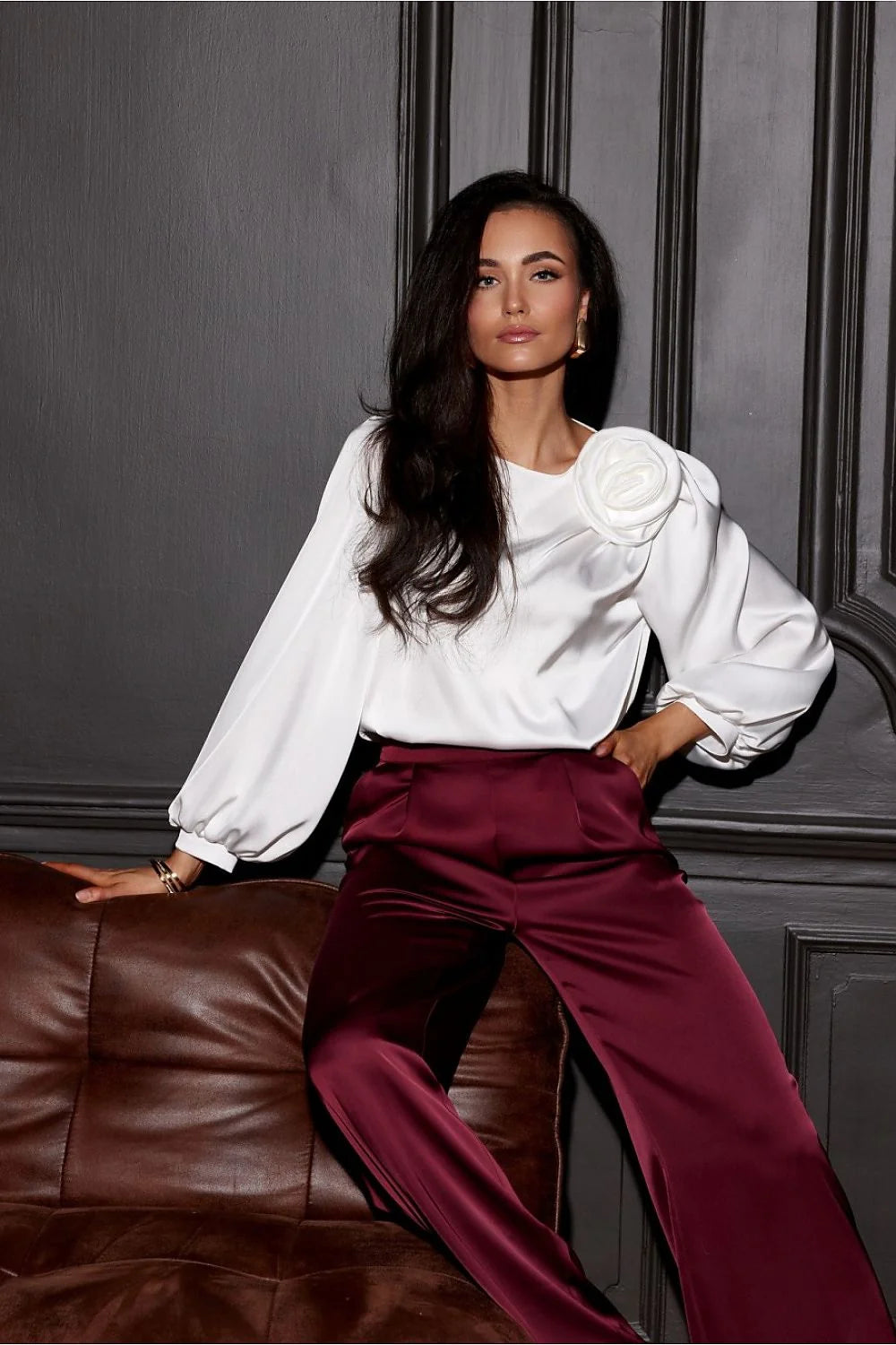 Ensemble féminin haut satin blanc fleur épaule pantalon bordeaux satin coupe droite occasions habillées