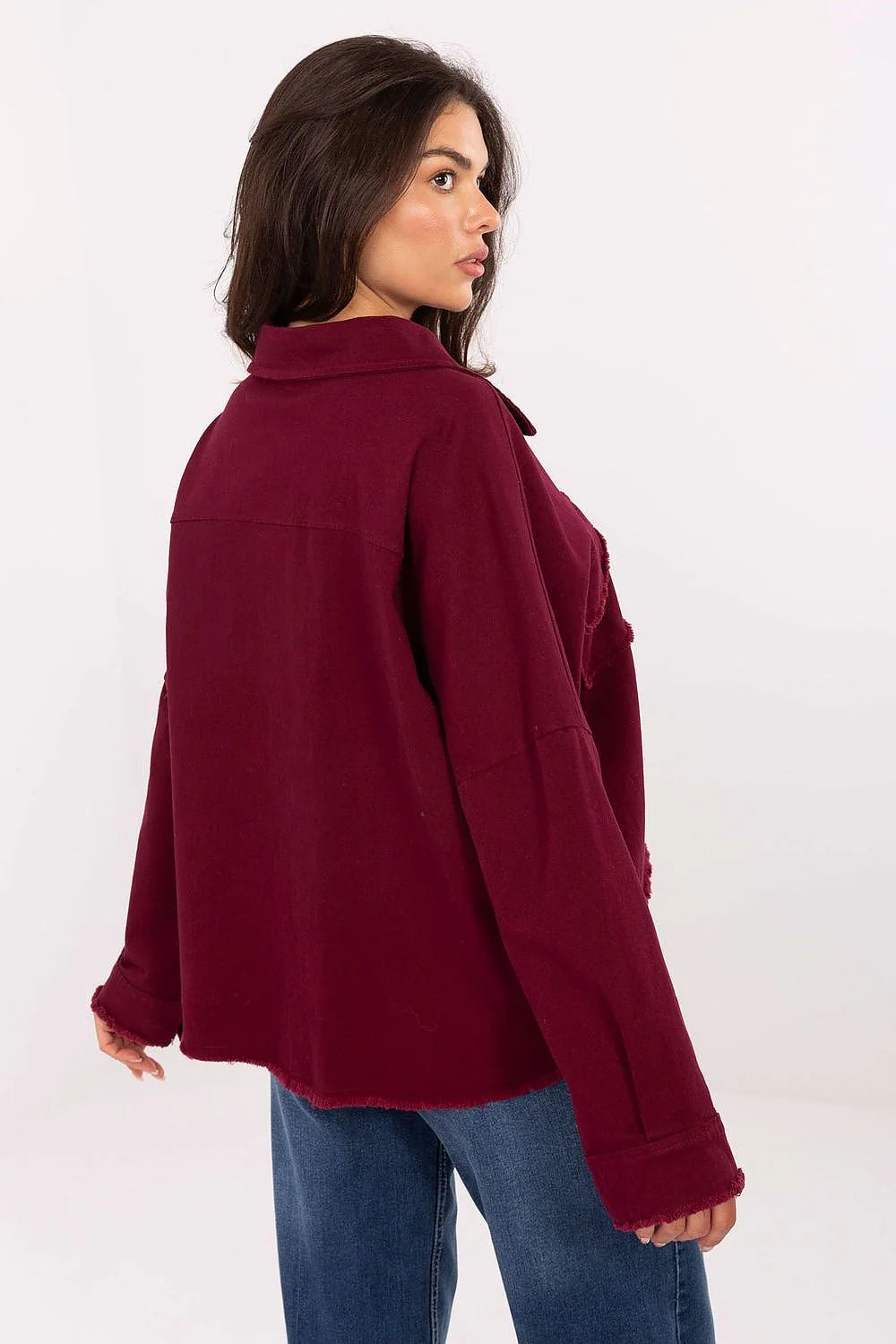 chemise jean femme shacket oversize bordeaux profond col classique boutonnée manches longues poches poitrine rabat coupe boxy épaules tombantes