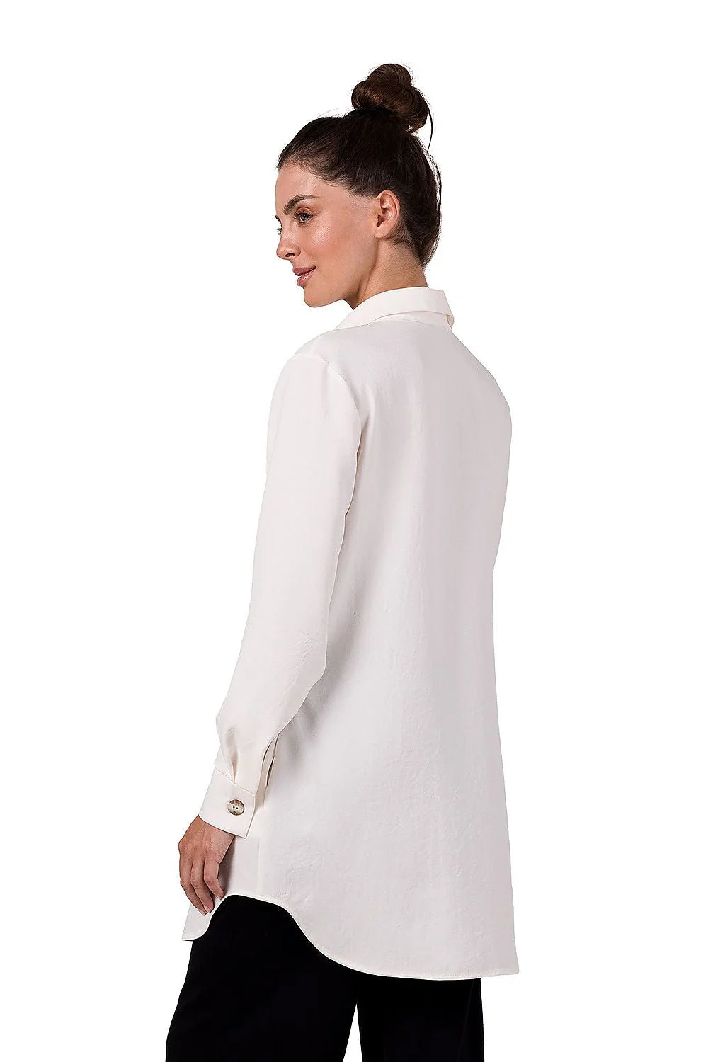 Chemisier élégant pour femmes coupe droite longue couleur ivoire tissu soyeux boutons en bois poches discrètes polyester 100%