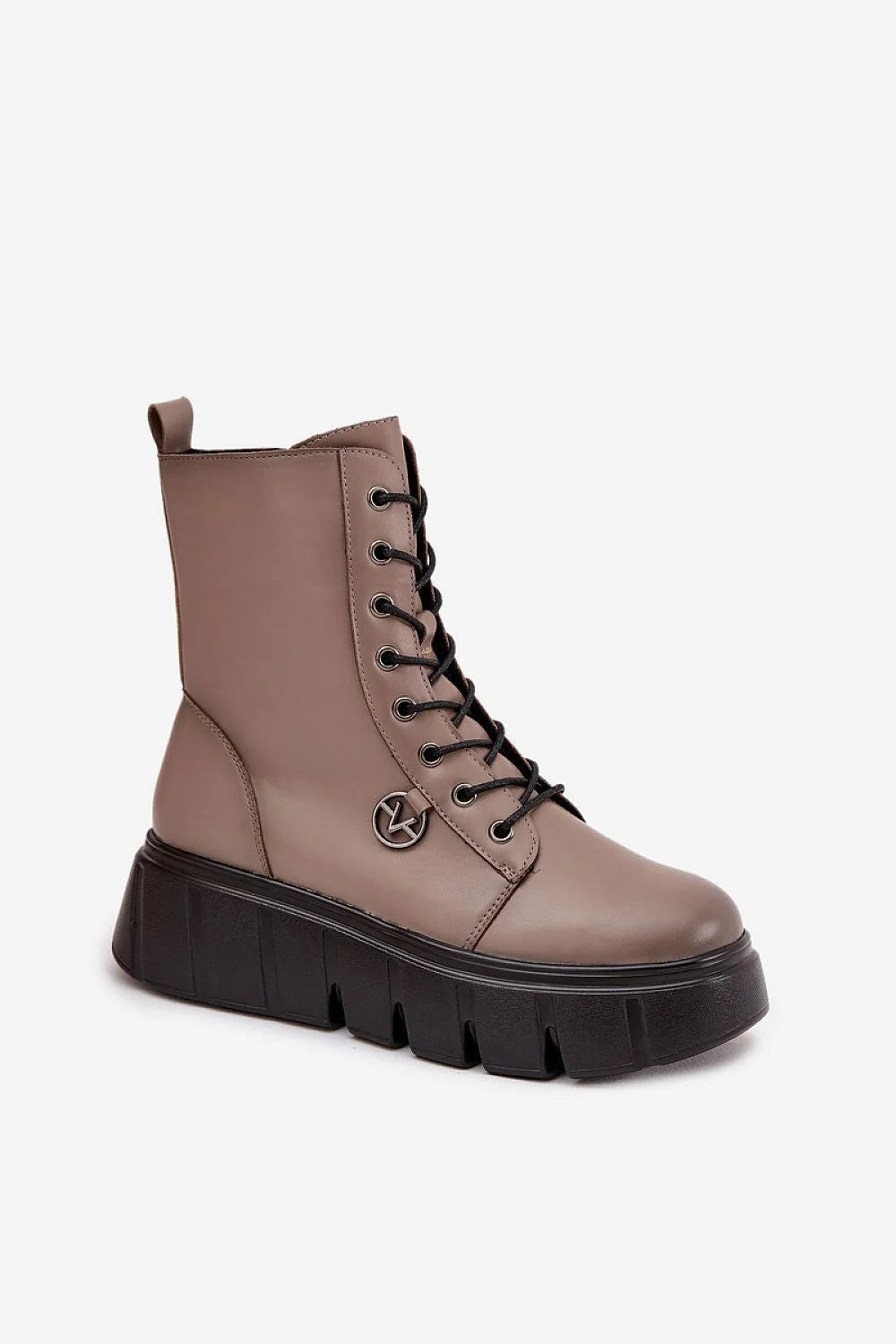 bottines femme cuir écologique taupe montantes lacets plateforme massive semelle crantée bout arrondi œillets métalliques médaillon argenté doublure chaude confortable