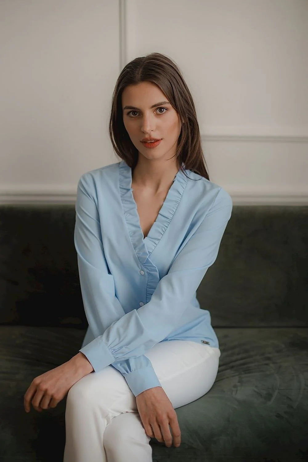 chemisier blanc manches longues col V volants boutonnage central popeline léger fluide coupe ajustée romantique polyvalent élégant féminin bureau casual
