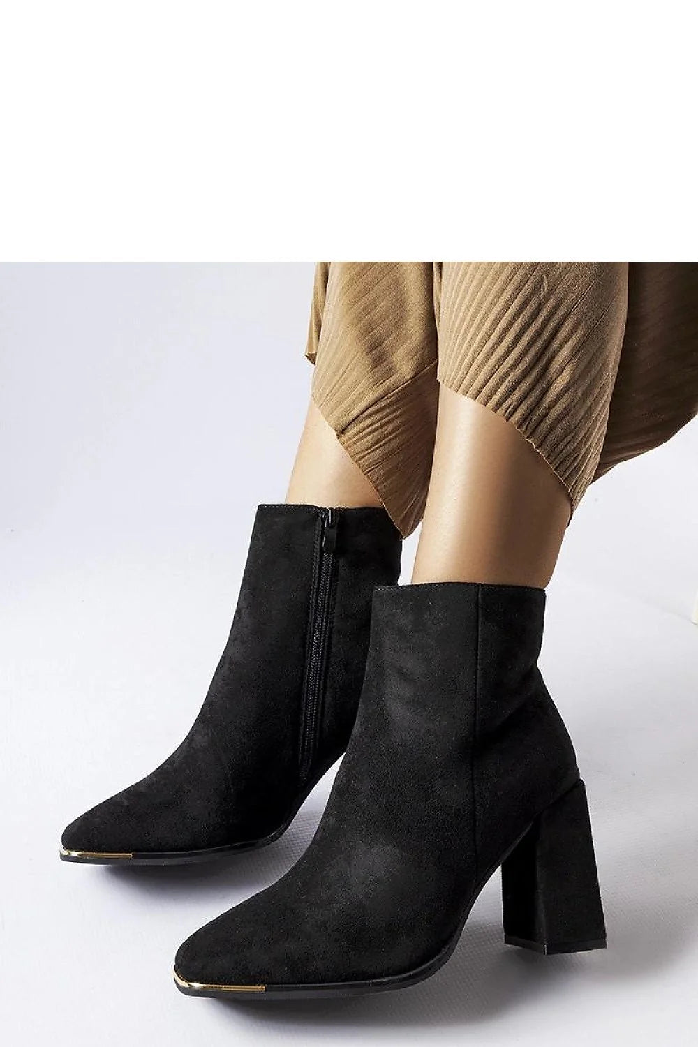 bottines suédine noires talons bloc hauts bouts carrés chevilles ajustées fermeture éclair latérale liseré doré stabilité confort sophistiquée élégante hiver