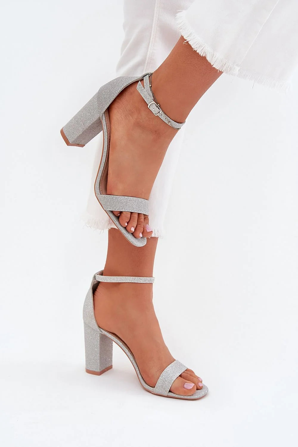 sandales élégantes talon carré bloc ajustables lanières métalliques scintillantes argentées bride cheville boucle bout ouvert semelle brun clair confortables