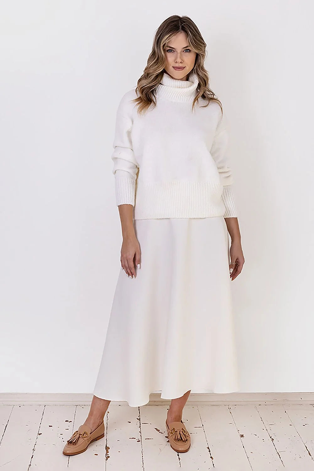 Pull col roulé tricoté pour femmes, style épuré, couleur blanche, matériau doux, manches longues, finitions côtelées, look casual chic, vêtement automne-hiver