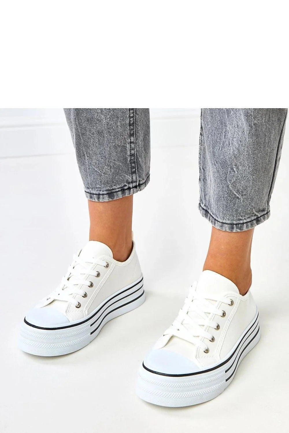 baskets plateforme lacées femme toile blanche basses renforcé caoutchouc œillets métalliques semelle épaisse antidérapante bandes noires rétro casual urbaine confort