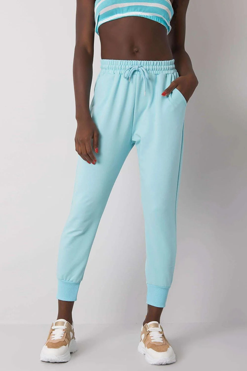 Pantalon survêtement Fancy pour femmes, style moderne, confortable, taille élastique, polyester et coton, poches latérales, finitions côtelées, occasion quotidienne, look sportswear