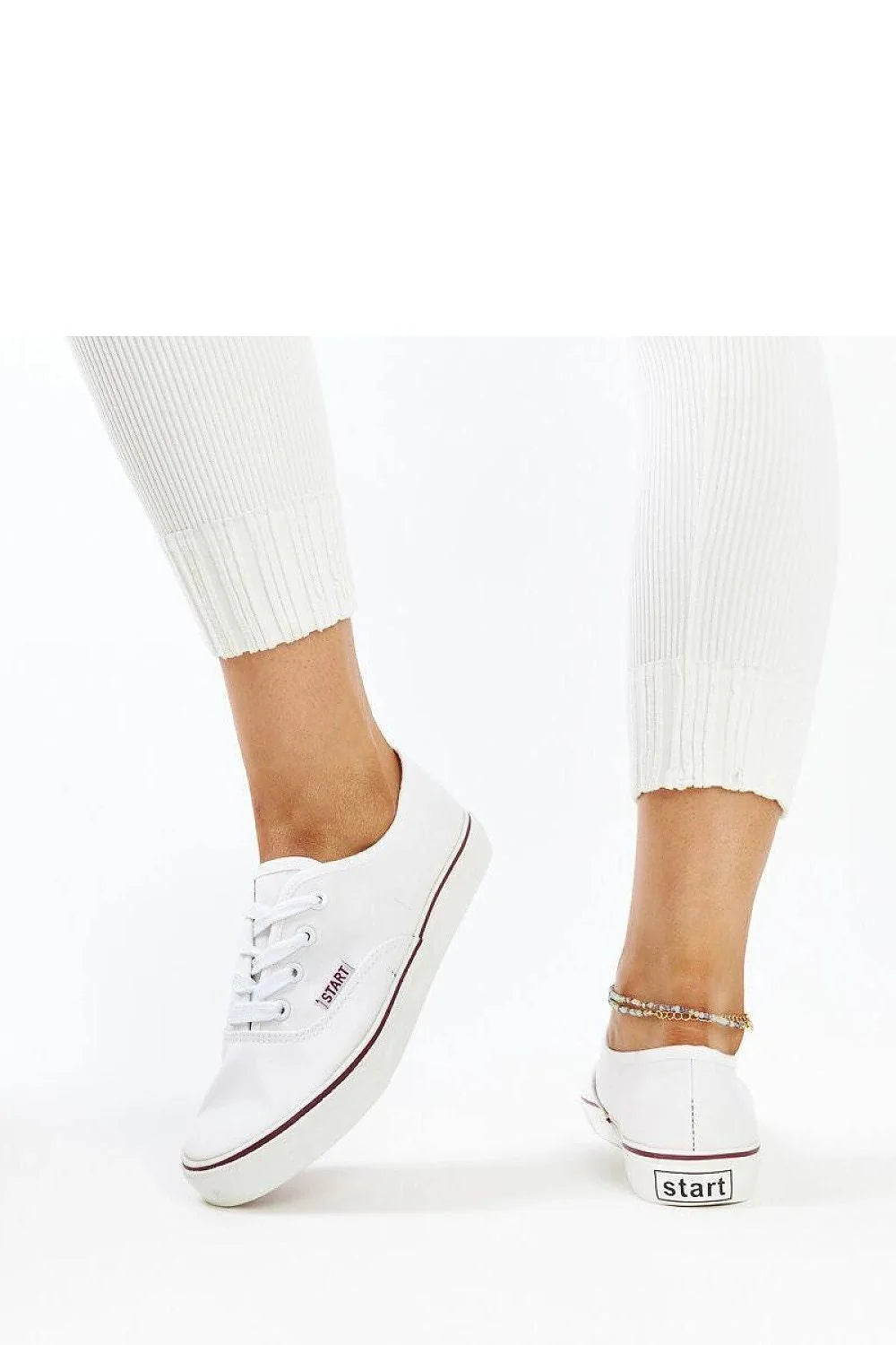 baskets classiques femmes blanches basses arrondies confortables lacets toile respirante semelle caoutchouc durable adhérence marron liseré bordeaux logo discret polyvalente