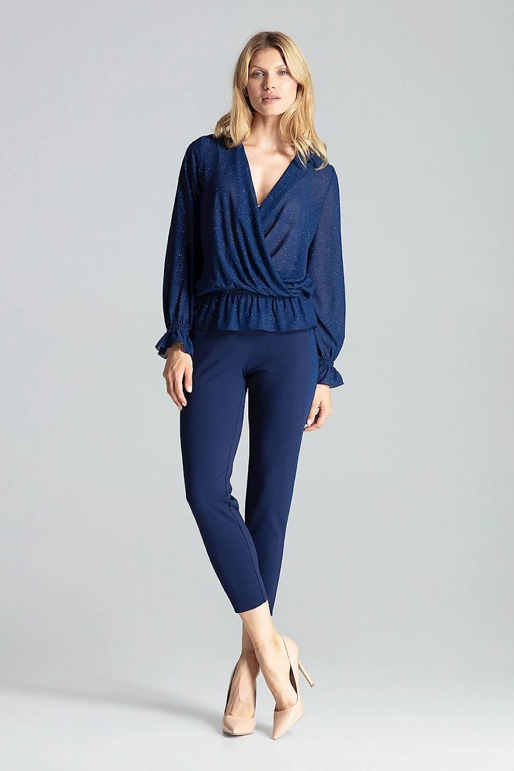 chemisier brocart rouge moderne féminin élégant manches longues bouffantes col V croisé taille élastique poignets froncés cintré reflets métalliques subtils
