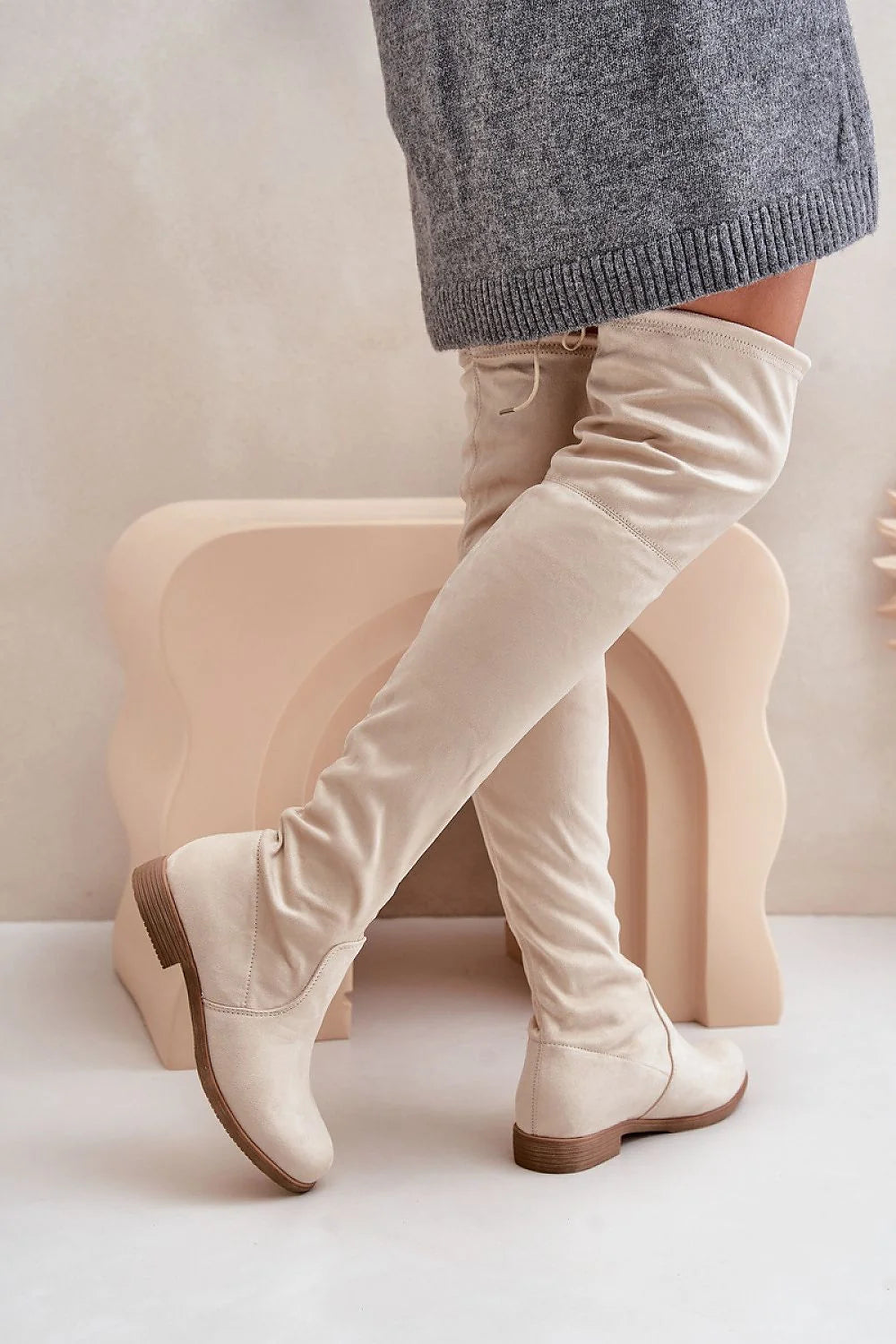 Bottes cuissardes élégantes en suédine écologique pour femme, style moderne, taille ajustable, talon stable, semelle confortable, idéales pour l'automne/hiver