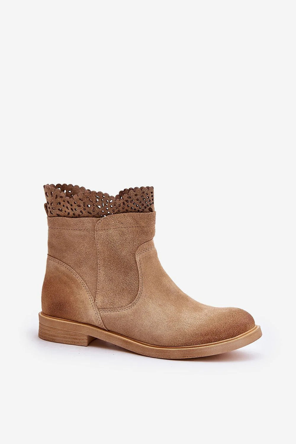 Bottines élégantes en daim naturel pour femme, style moderne, couleur sable, talon plat, fermeture éclair latérale, finitions ajourées, confortables