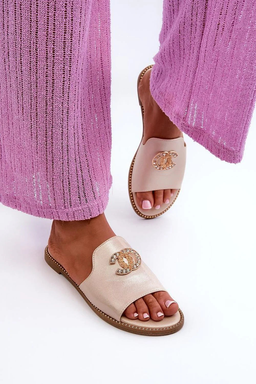 Sandales élégantes ouvertes femmes cuir artificiel doré strass détails plateau perlé beige occasion estivale