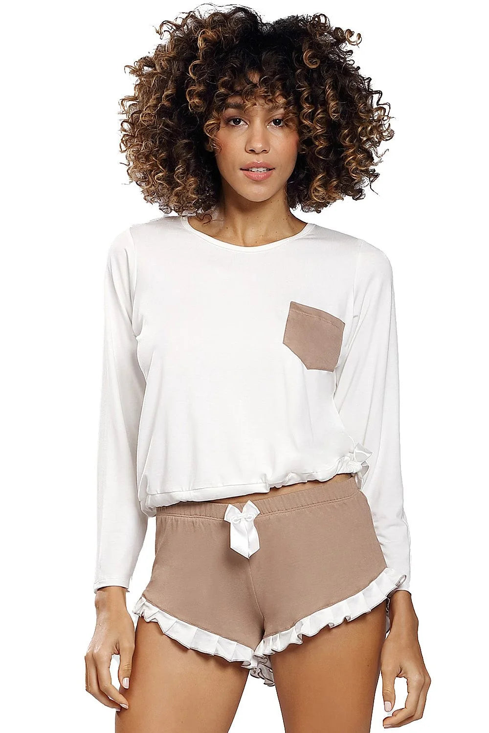 Ensemble femme DKaren en viscose blanc taupe, chemisier longues manches, short volants, relaxation chic occasion spéciale