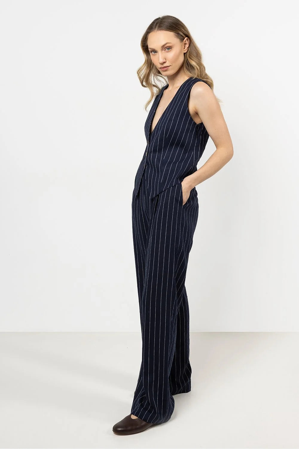 Ensemble femme gilet pantalon lin coton rayures bleu marine blanches style élégant androgyne coupe ajustée occasion professionnelle