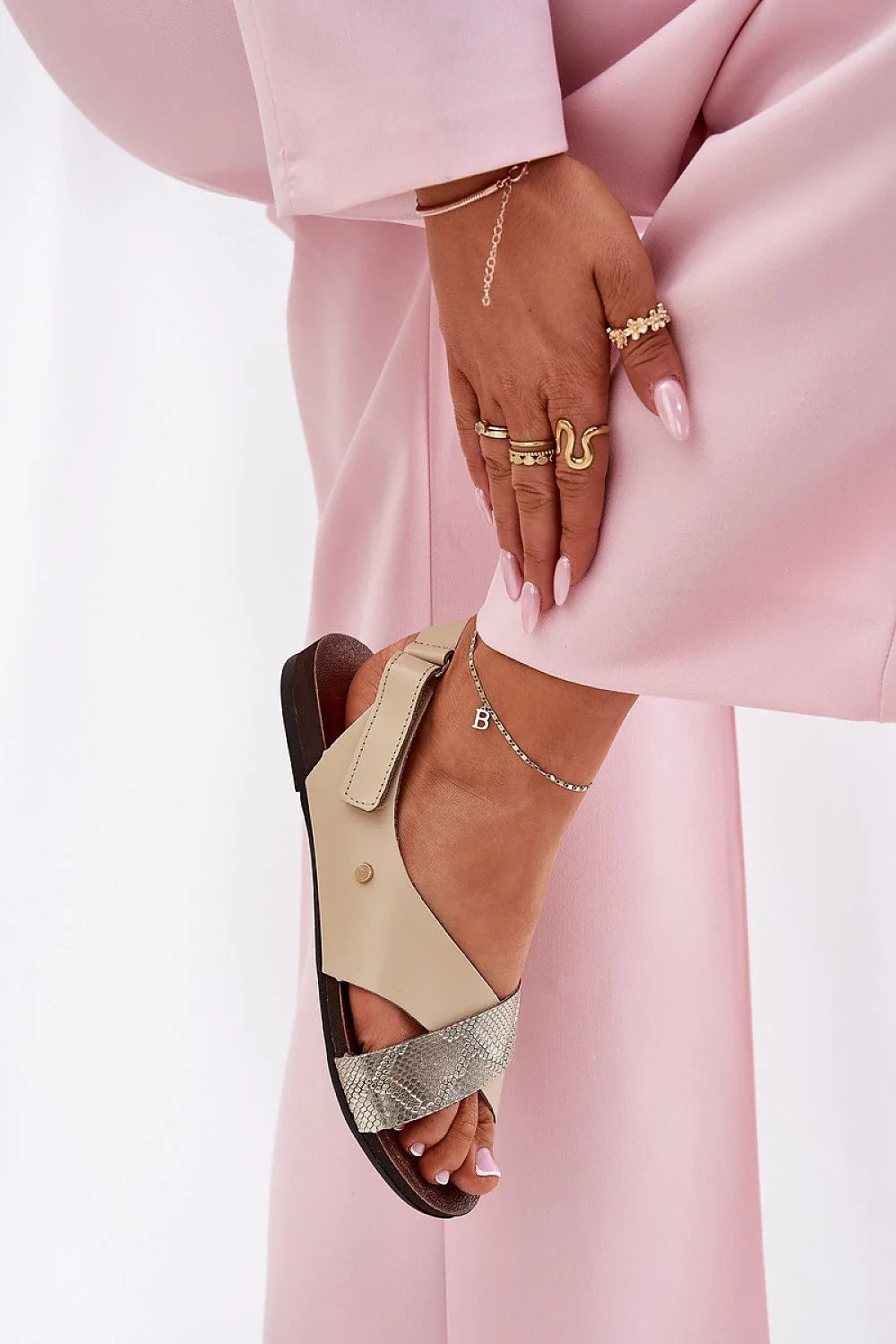 sandales femmes cuir naturel beige nude plates confortables semelle rembourrée brides croisées arrière réglable imitation peau serpent métallisé élégantes