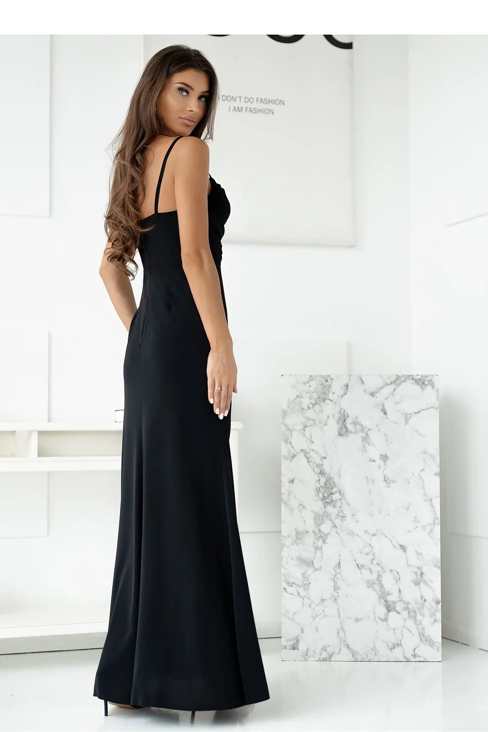 robe soirée longue ajustée noire drapée fluide gracieux fente latérale jambe droite fines bretelles encolure carrée taille polyester