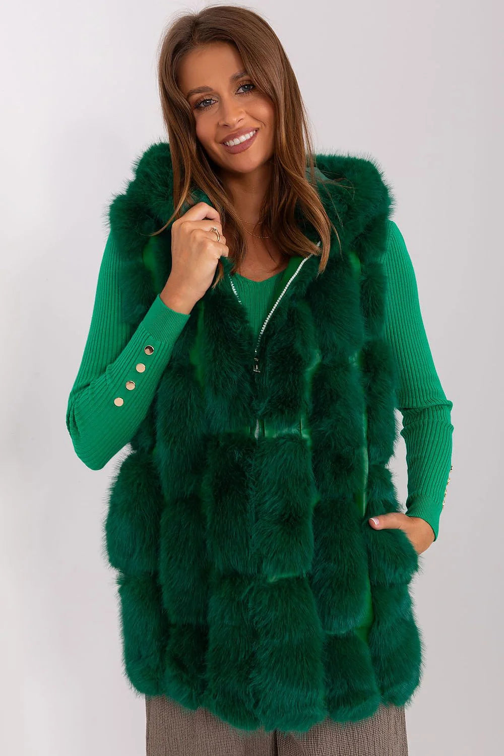 Gilet sans manches en fausse fourrure élégant moderne pour femme vert émeraude longueur standard capuche intégrée fermeture éclair centrale bords soignés matière douce confort style sophistiqué vêtement d'hiver