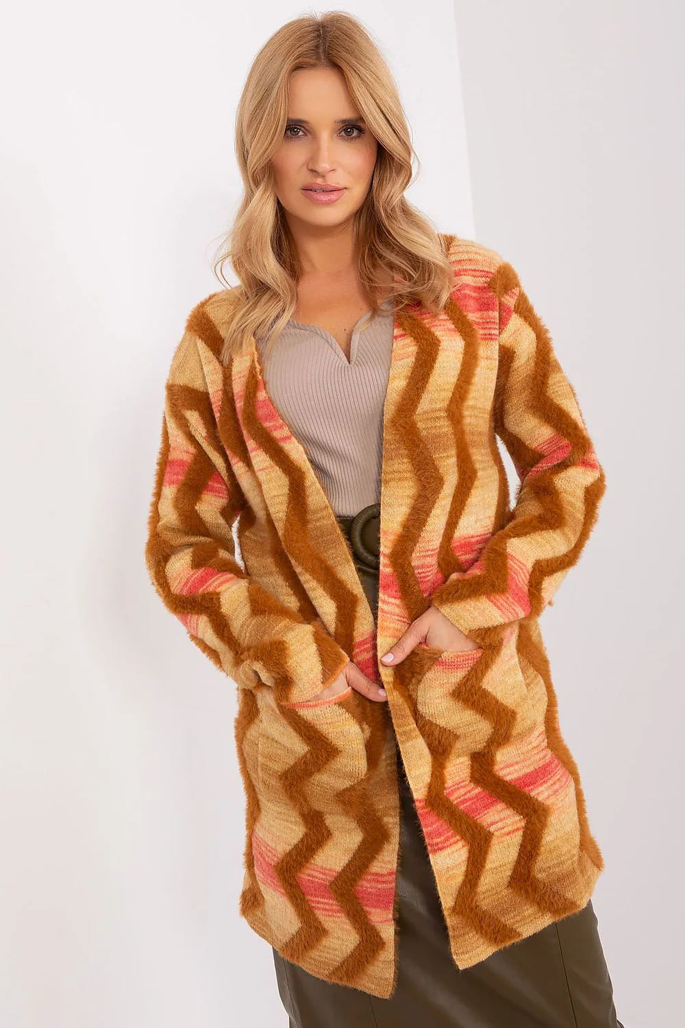 Cardigan femme style casual longue manche motif zigzag couleurs terretones tissu doux coupe droite sans fermeture