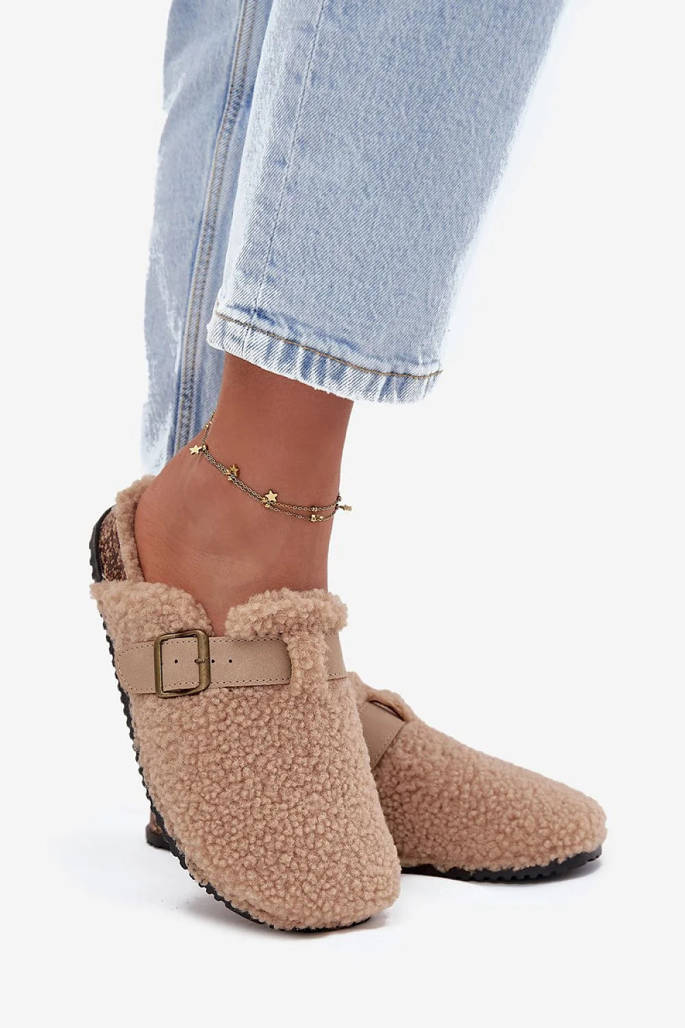 mules femme sabots fourrées sherpa beige teddy bout fermé dos ouvert bride réglable boucle métal rembourrée semelle crantée caoutchouc