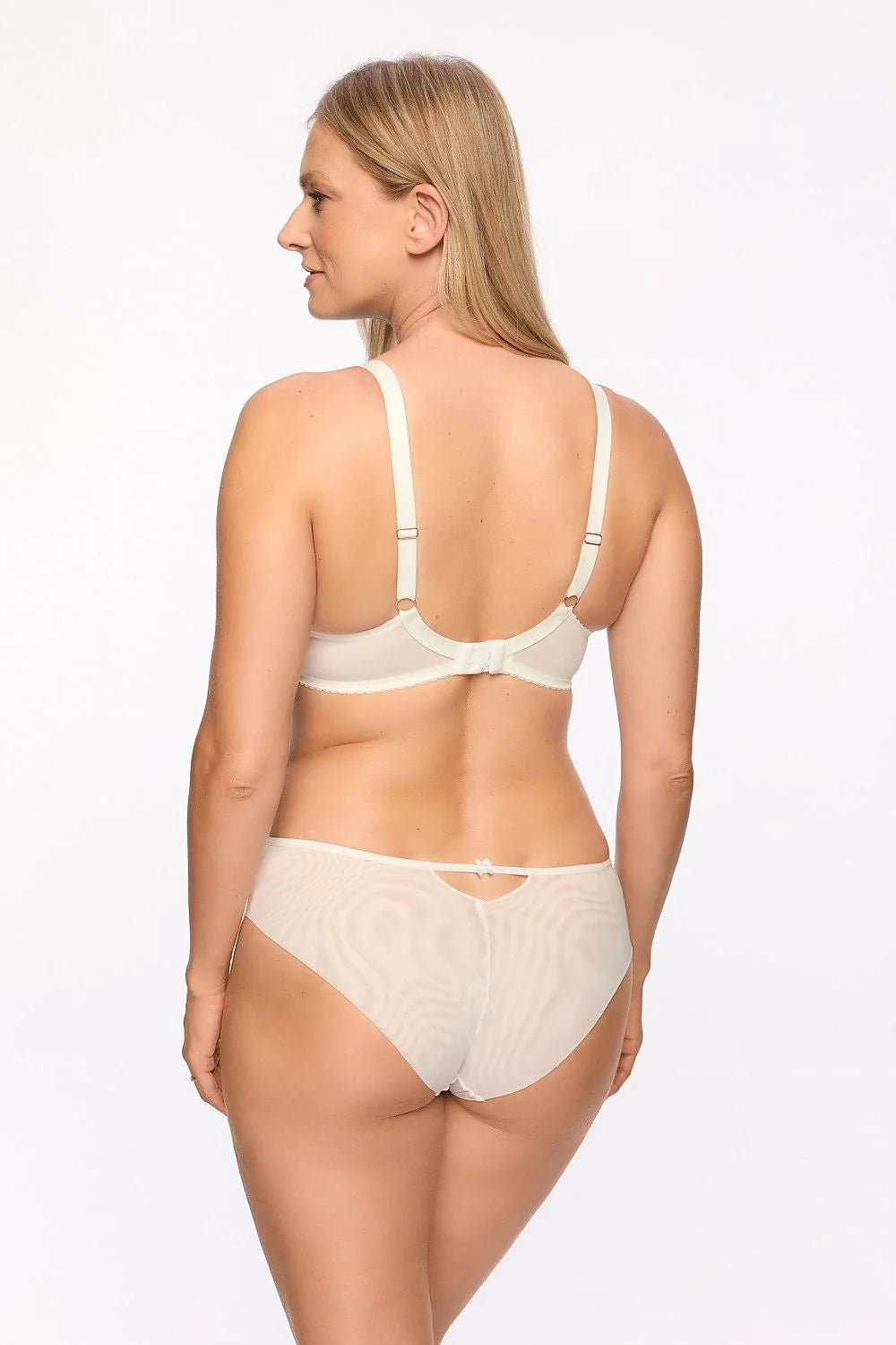 Soutien-gorge féminin élégant semi-rigide modelage subtil armatures basses latérales stabilité rassemblement seins décolleté profond bonnets confortables ruban plié coutures plates finition lisse