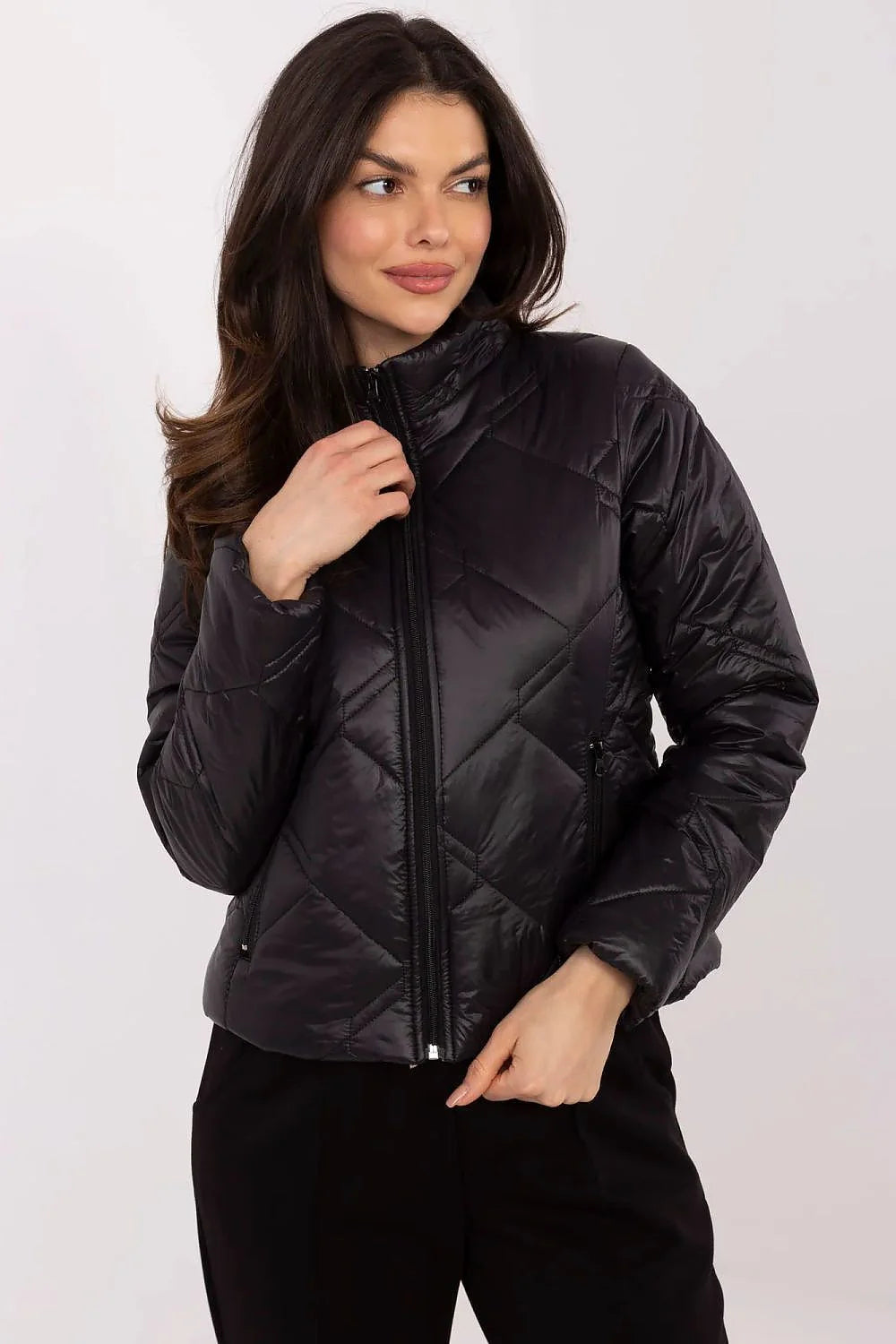 Doudoune pour femme moderne élégante en nylon matelassé noire coupe ajustée col montant poches zippées